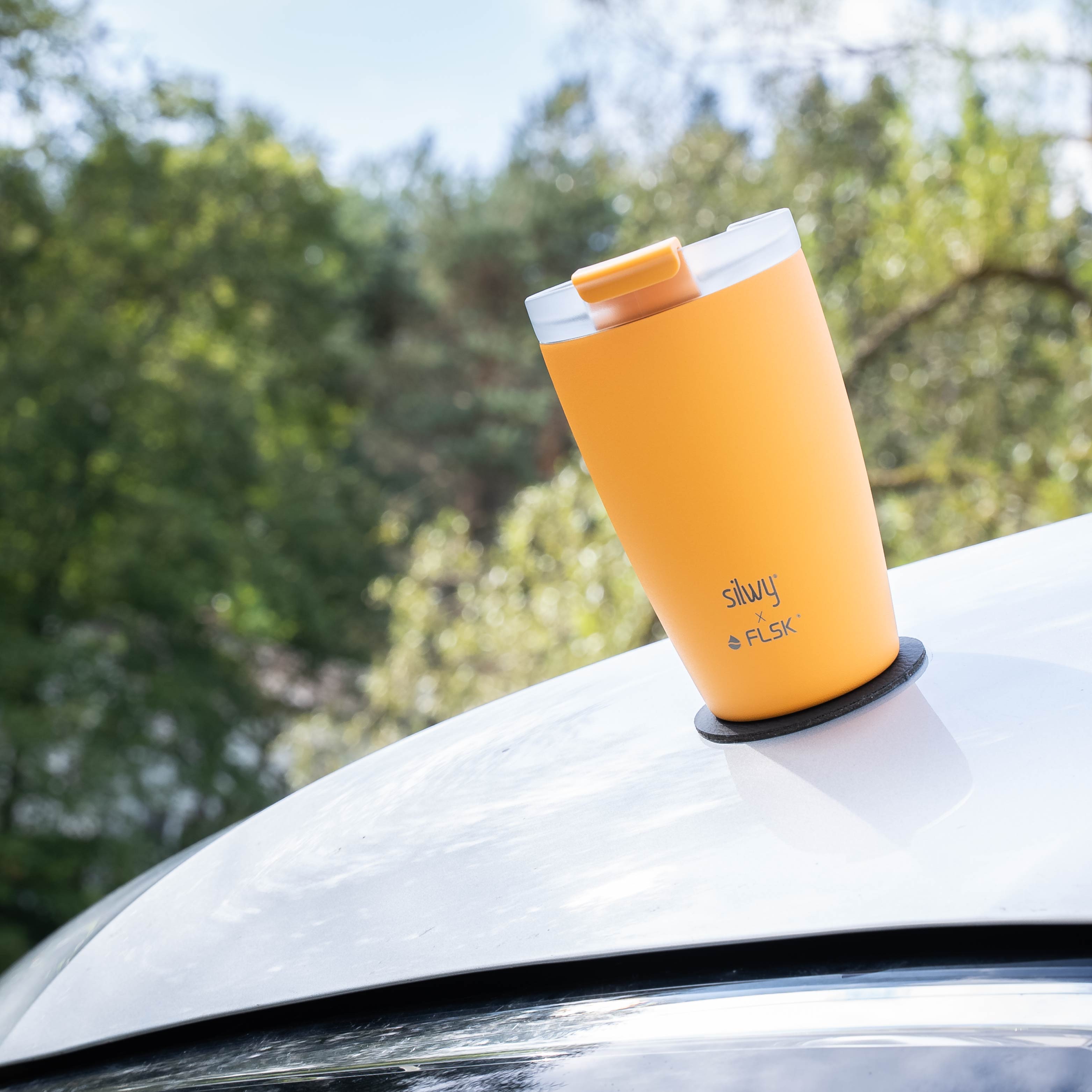 Der silwy x FLSK Thermocup in der Farbe sunrise mit dem runden Metall-Nano-Gel-Pad