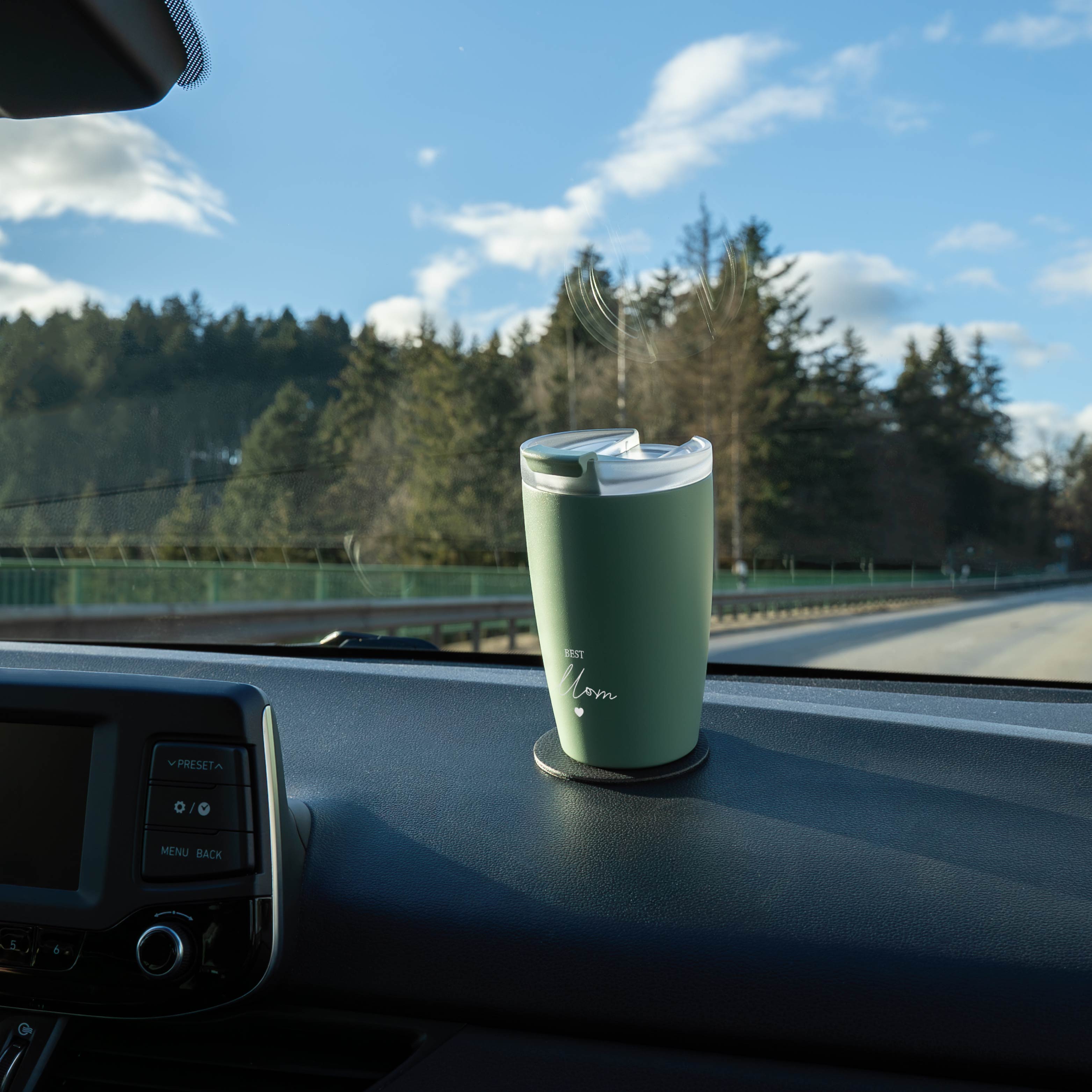 BEST MOM Thermocup SAGE auf dem Armaturenbrett
