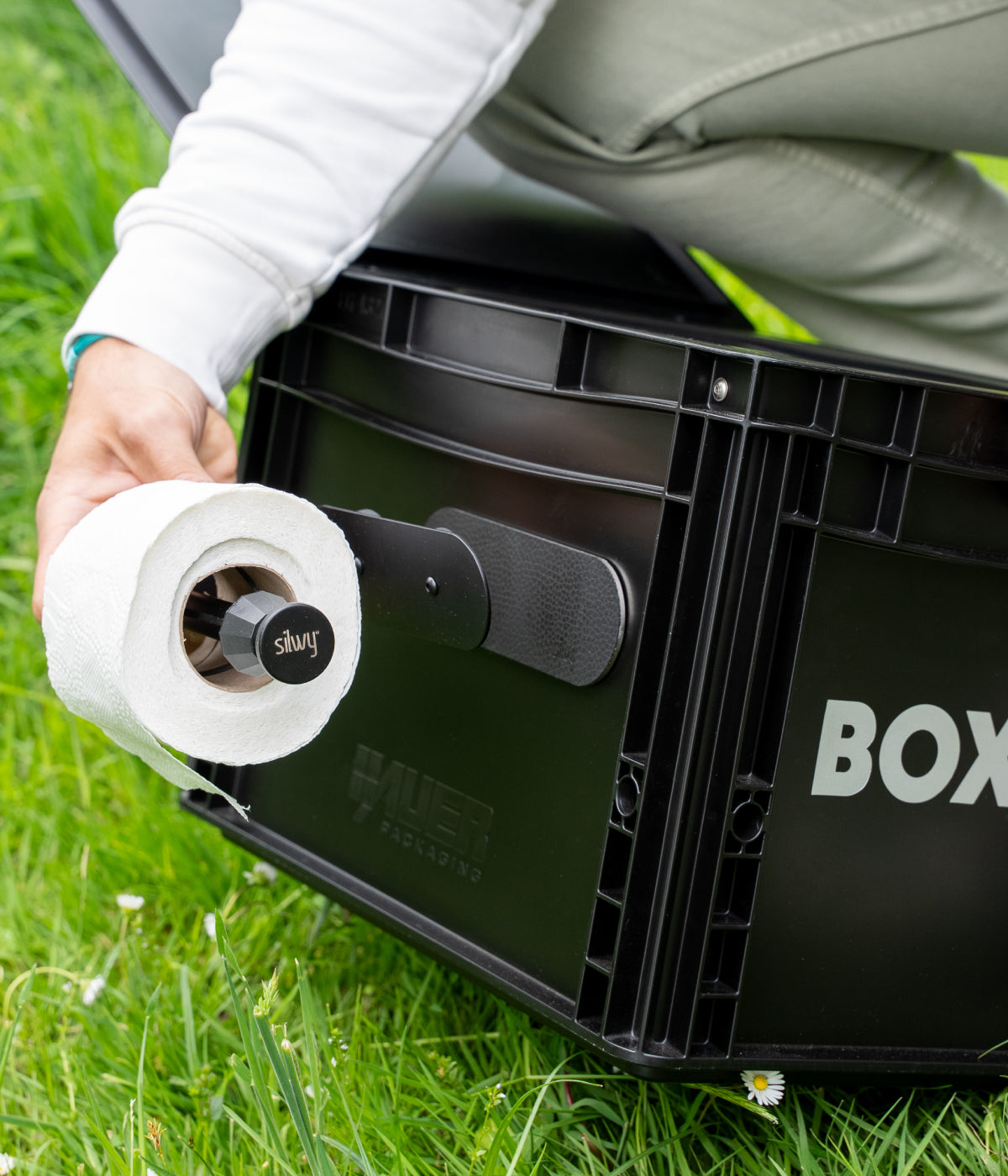 Magnet-Toilettenpapierhalter an Leiste vom Klo anbringen