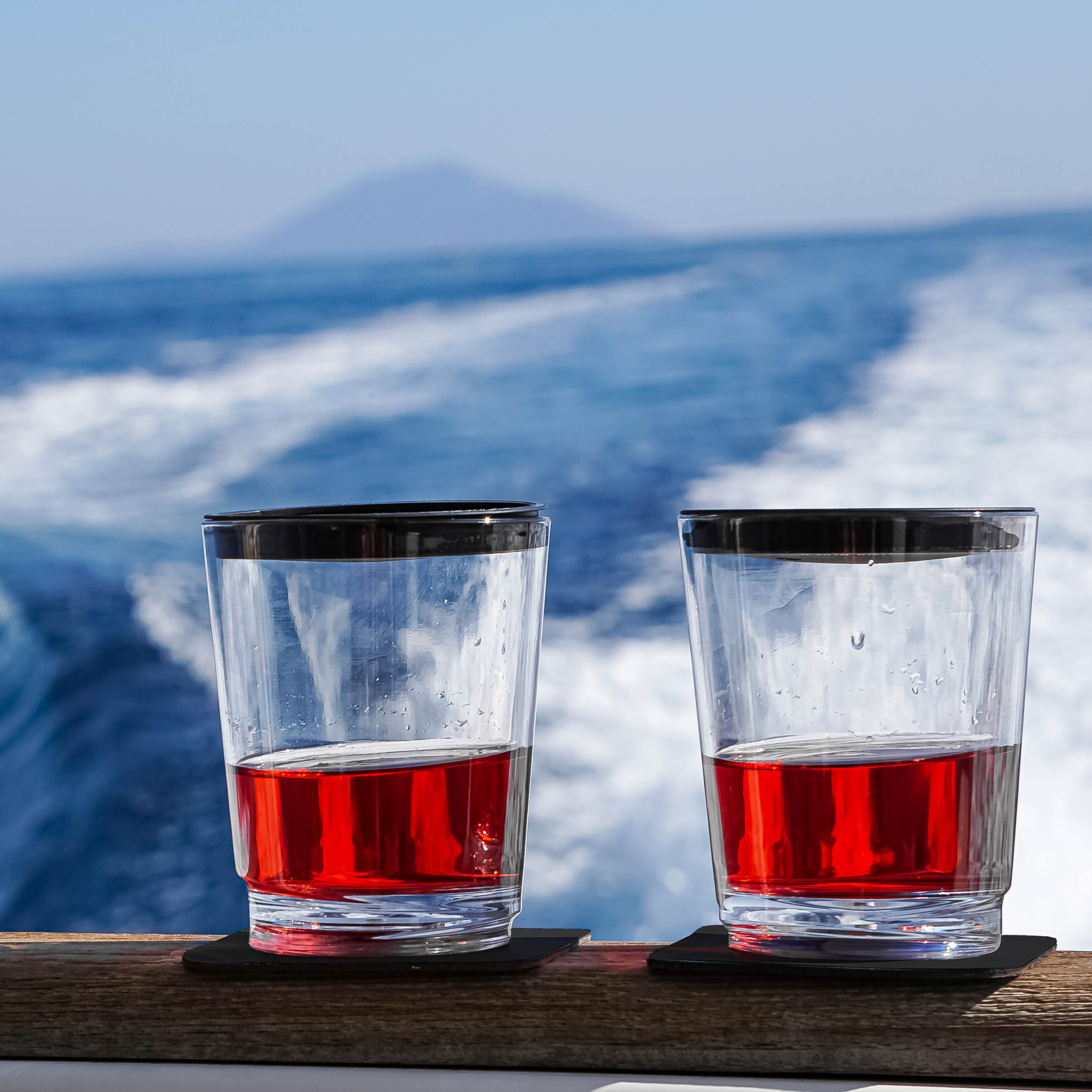 Zwei cups mit Deckel Reling