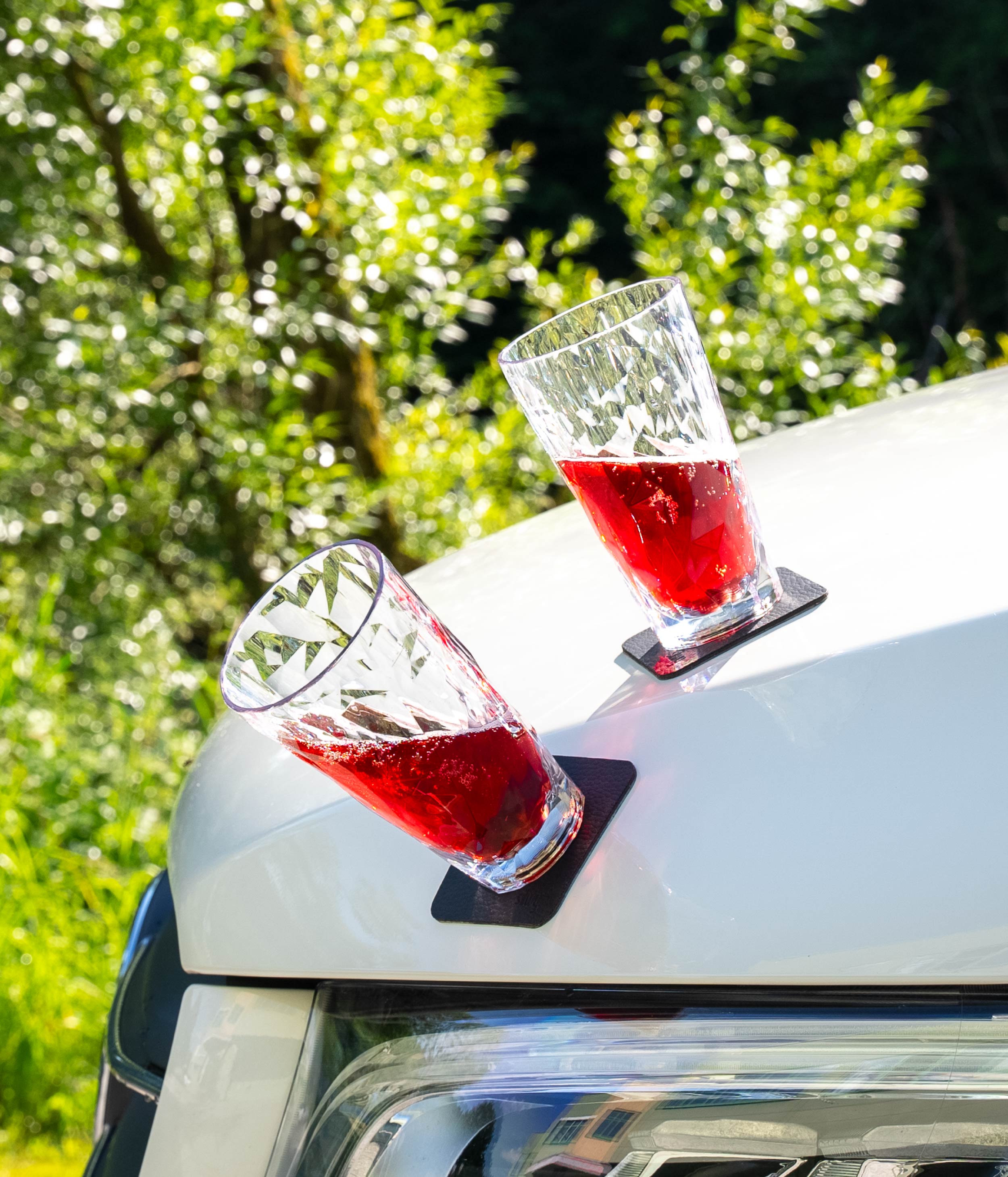 Kunststoffgläser mit Magnet auf Motorhaube