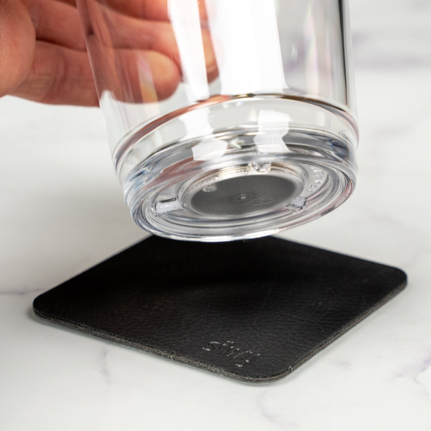 Magnet-Glas mit integriertem Magnet im Boden und zugehörigen Metall-Nano-Gel-Pad in schwarz