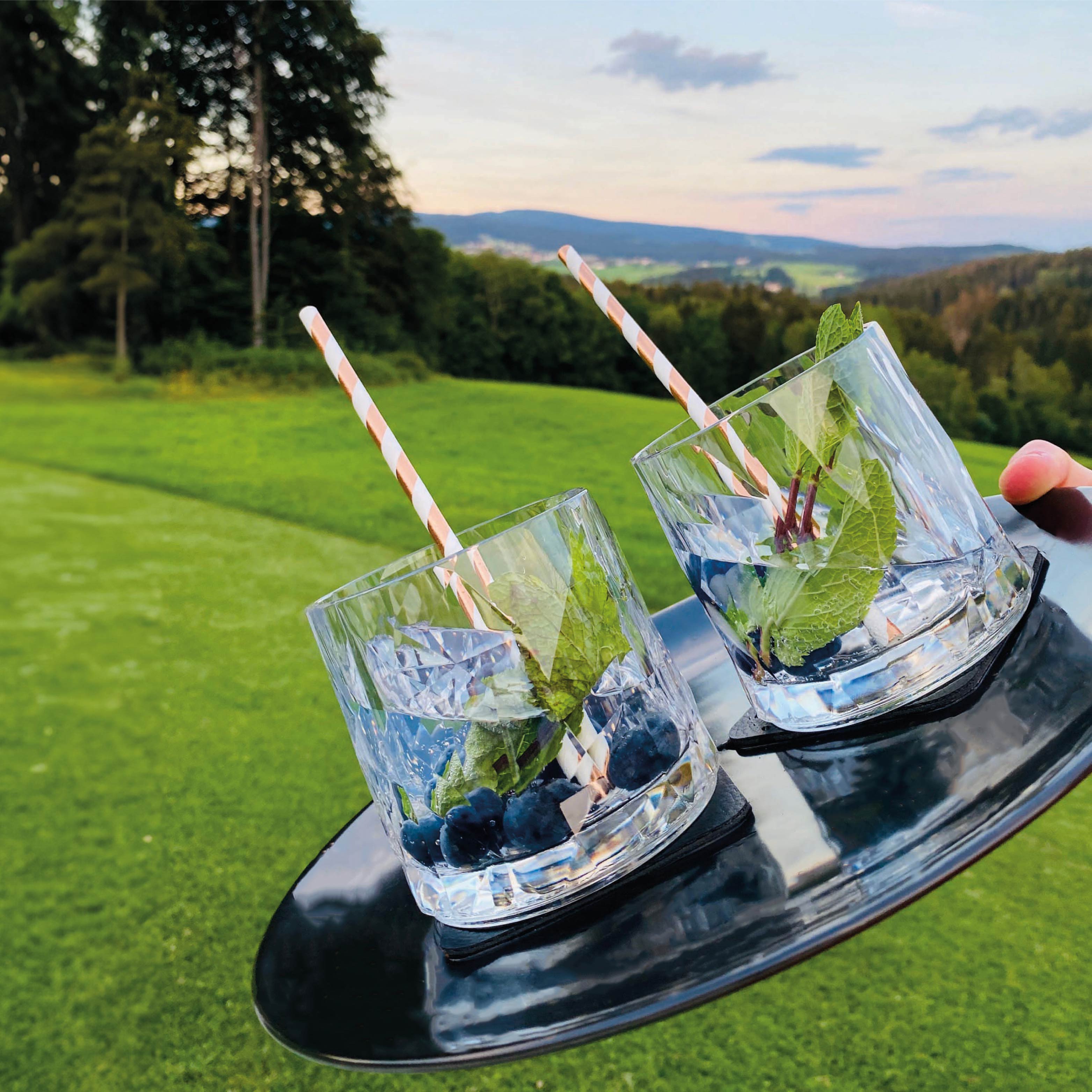 Magnet-Kunststoffgläser Tumbler auf den Pads platziert auf einem Tablett