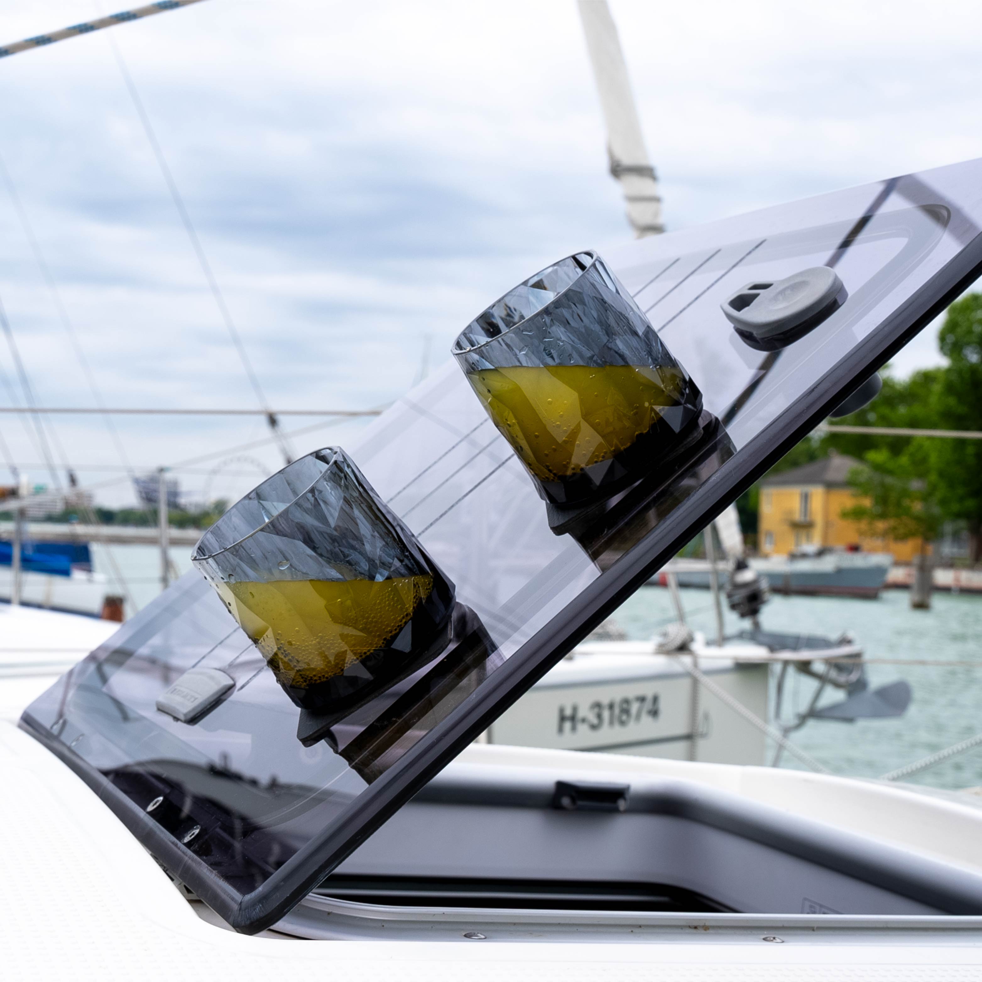 Magnet-Kunststoffgläser Tumbler abgestellt auf einem Pad auf einem Boot in Schräglage