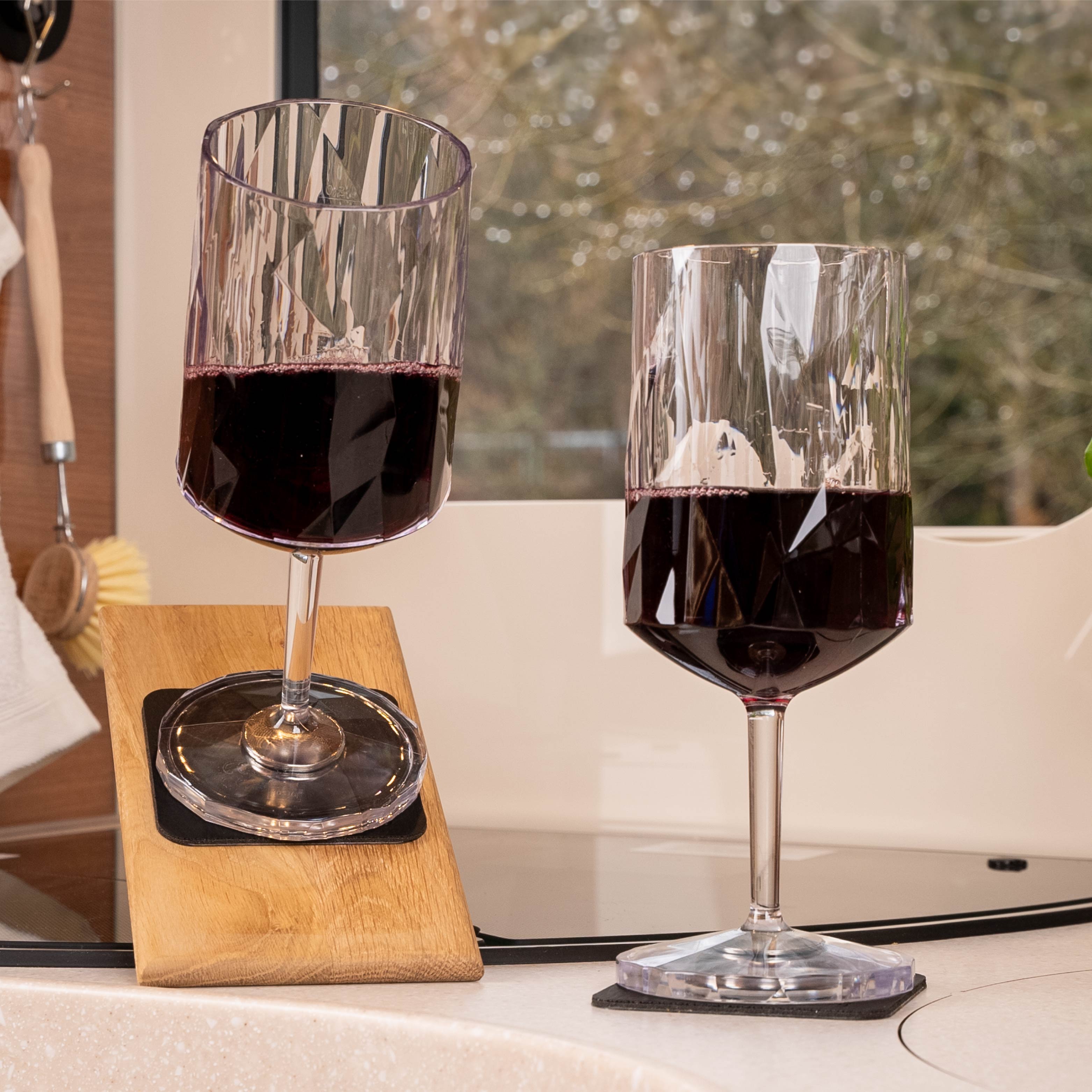 Magnet-Kunststoffgläser Wein auf Pads in Schräglage in einem Camper