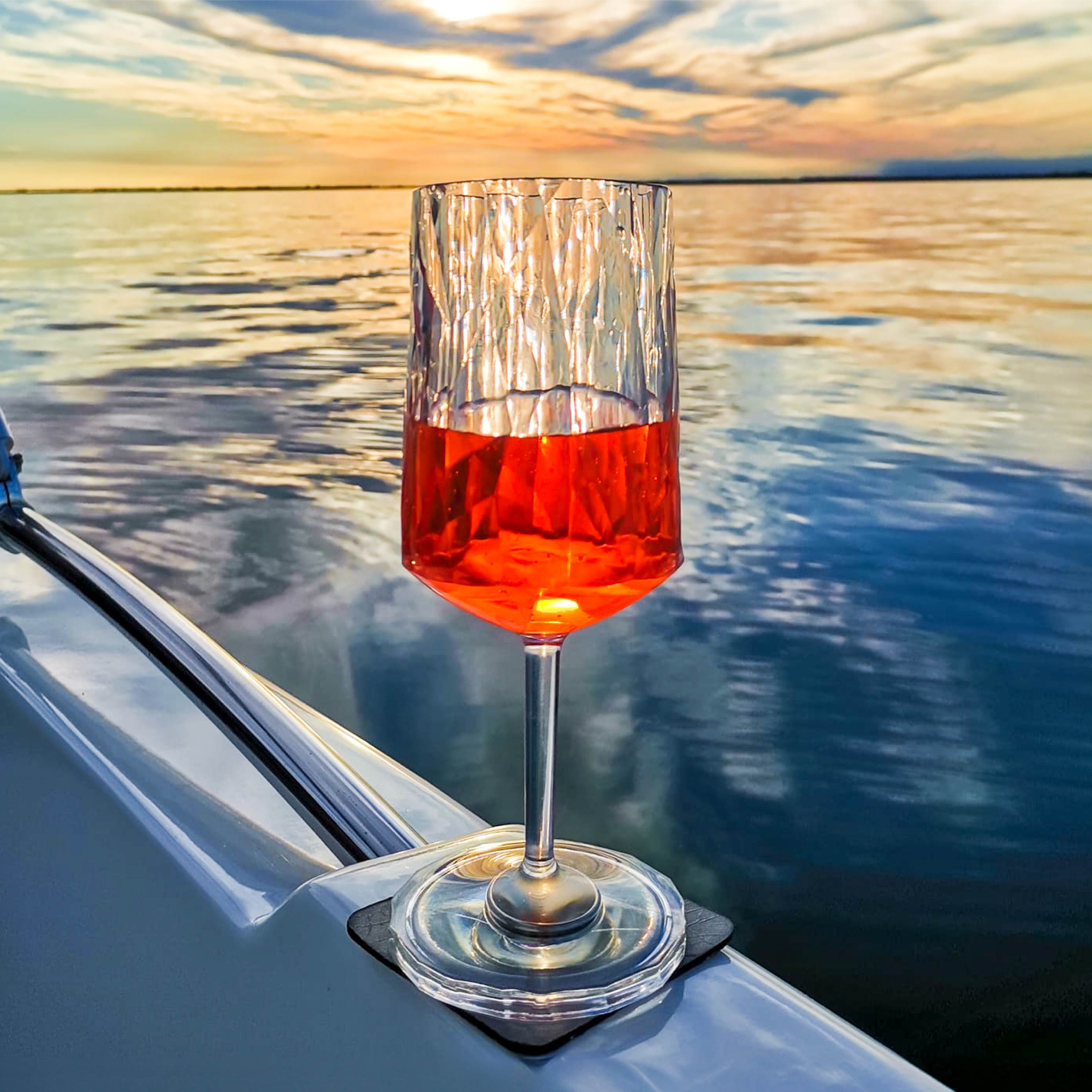Magnet-Kunststoffglas Wein auf einem Pad auf einem Boot