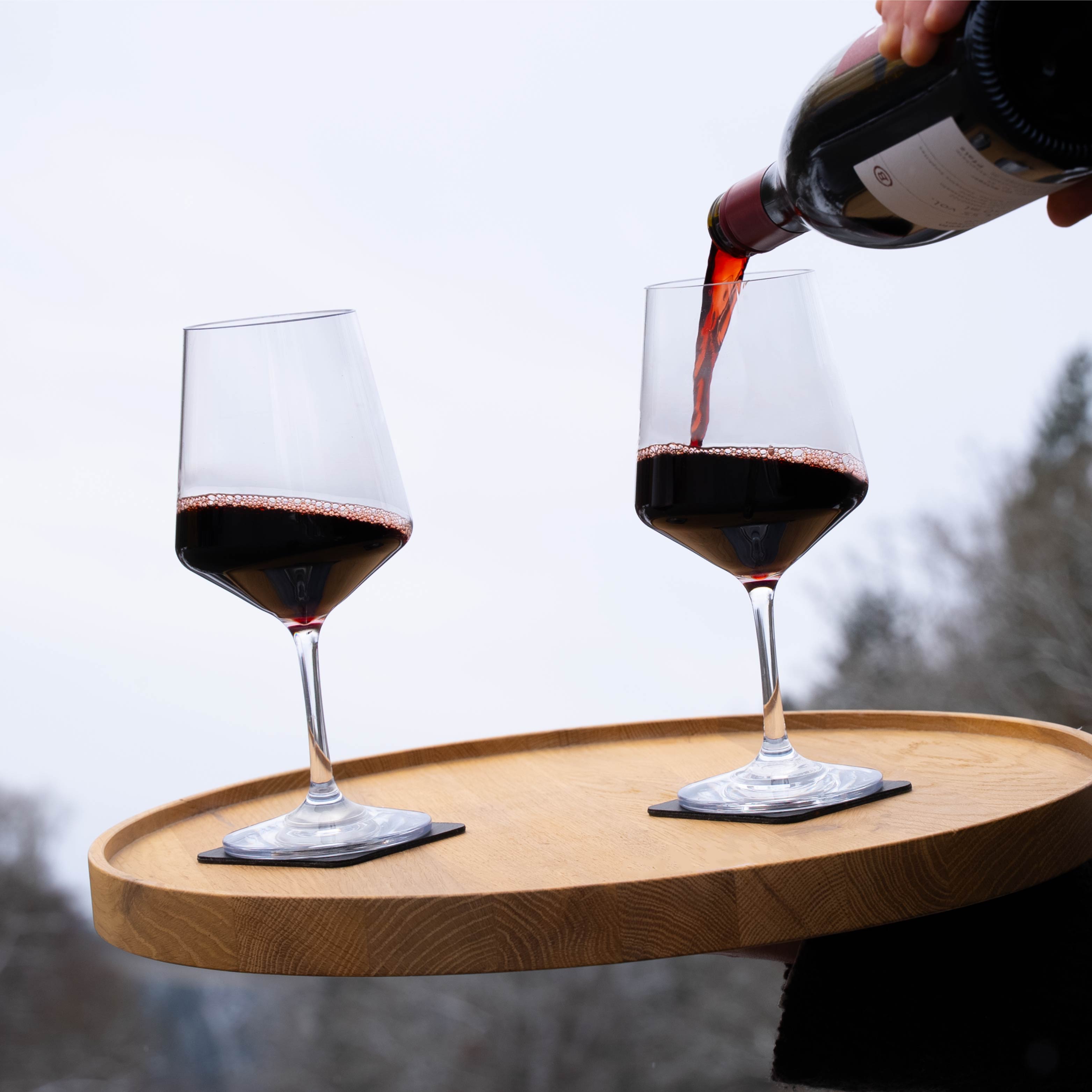Magnet-Kunststoffgläser Wein auf Pads auf einem Tablett