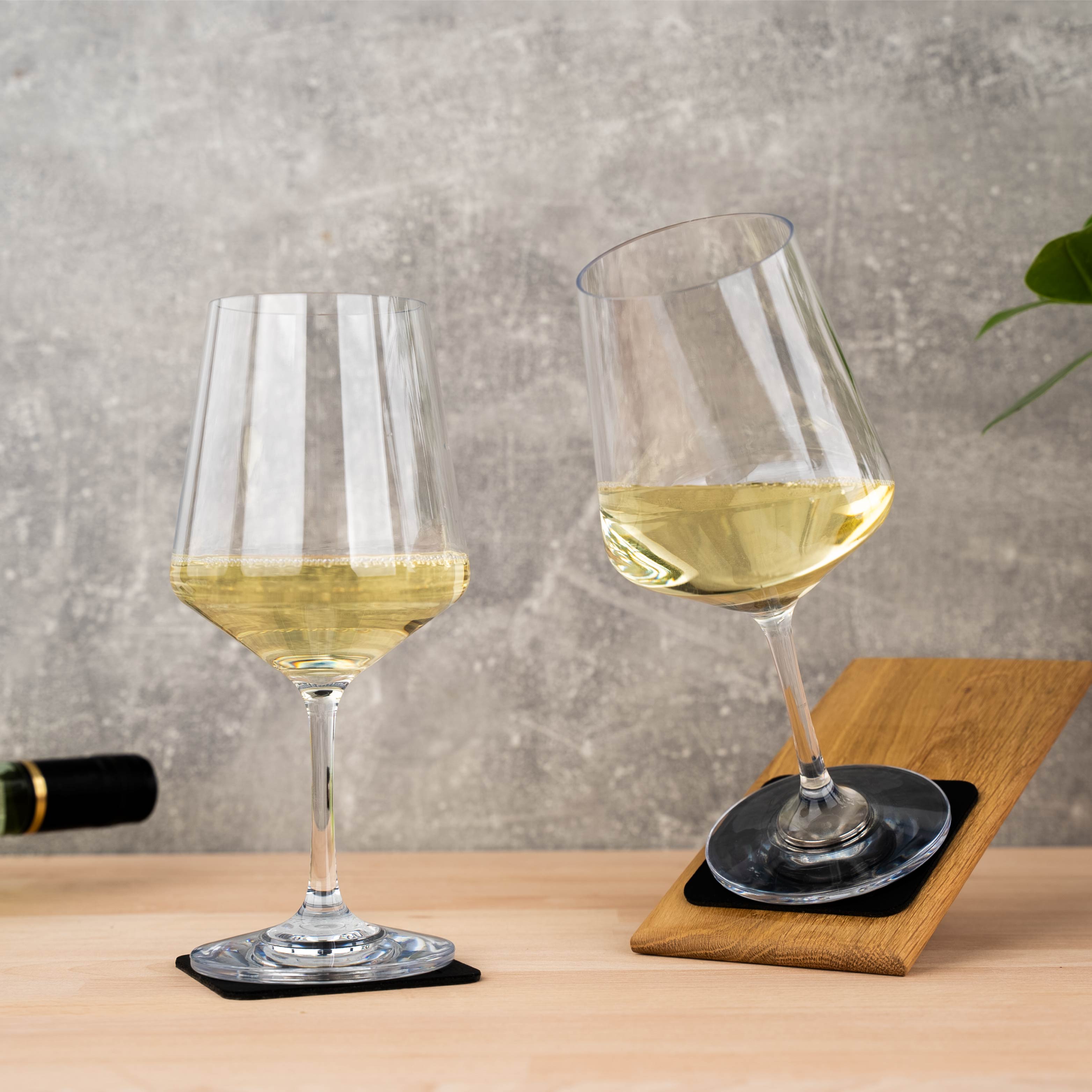 Magnet-Kunststoffgläser Wein auf Pads in Schräglage