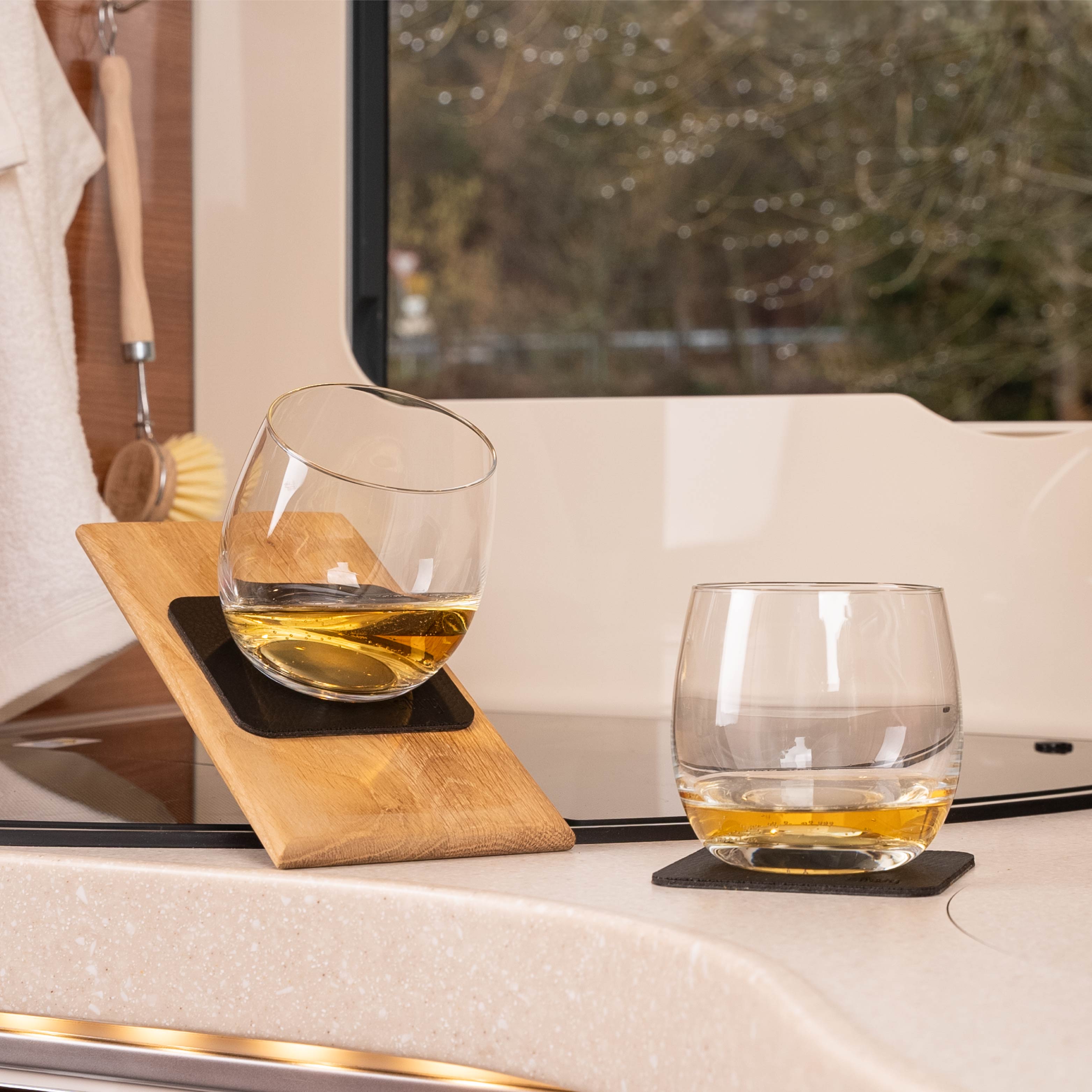 Magnet-Kristallgläser Whisky auf Pads in Schräglage in einem Camper
