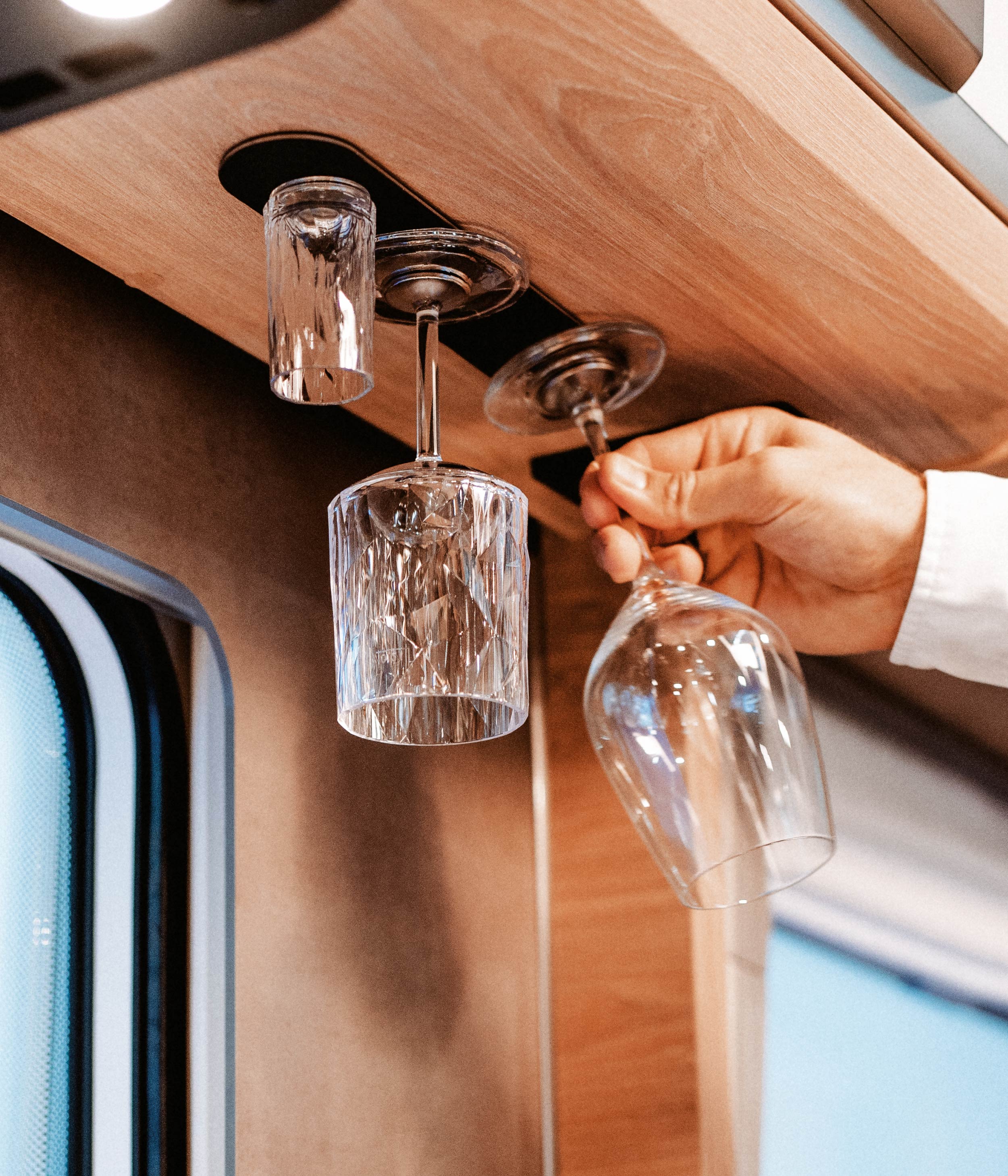 Magnetgläser an der Metall-Leiste befestigt