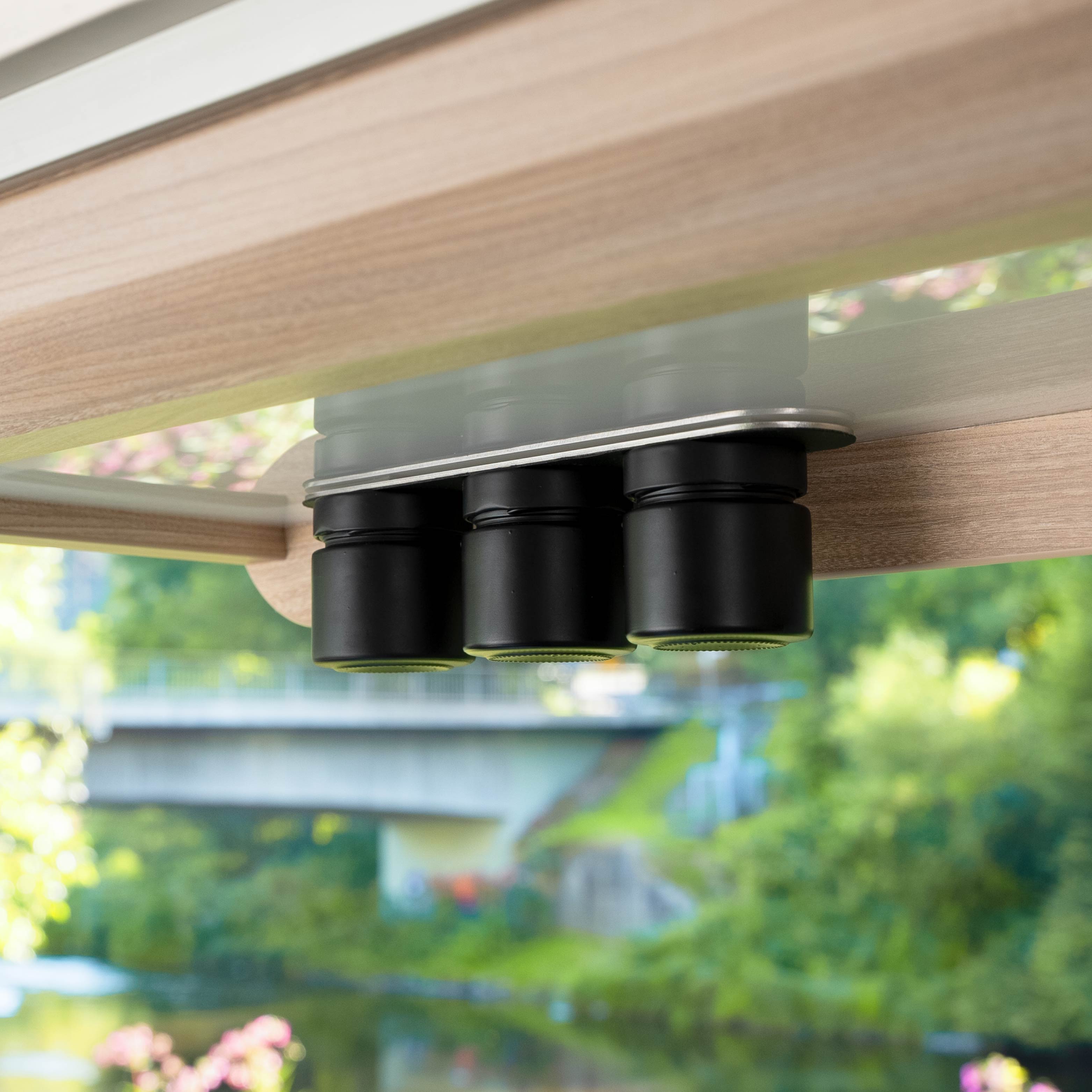 Magnet-Feinkostgläser an Metall-Leiste hängend im Camper