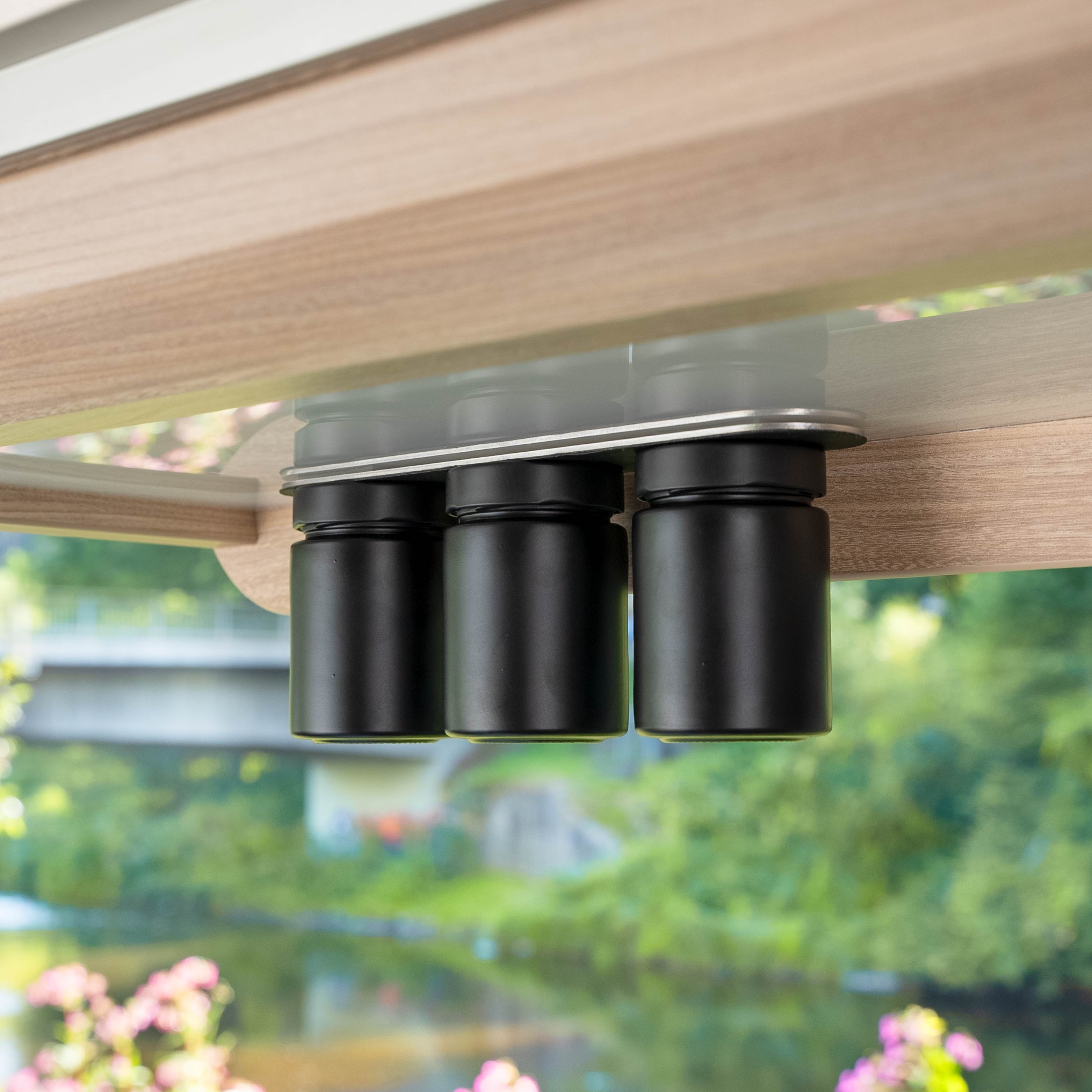 Magnet-Feinkostgläser an Leiste im Camper platziert