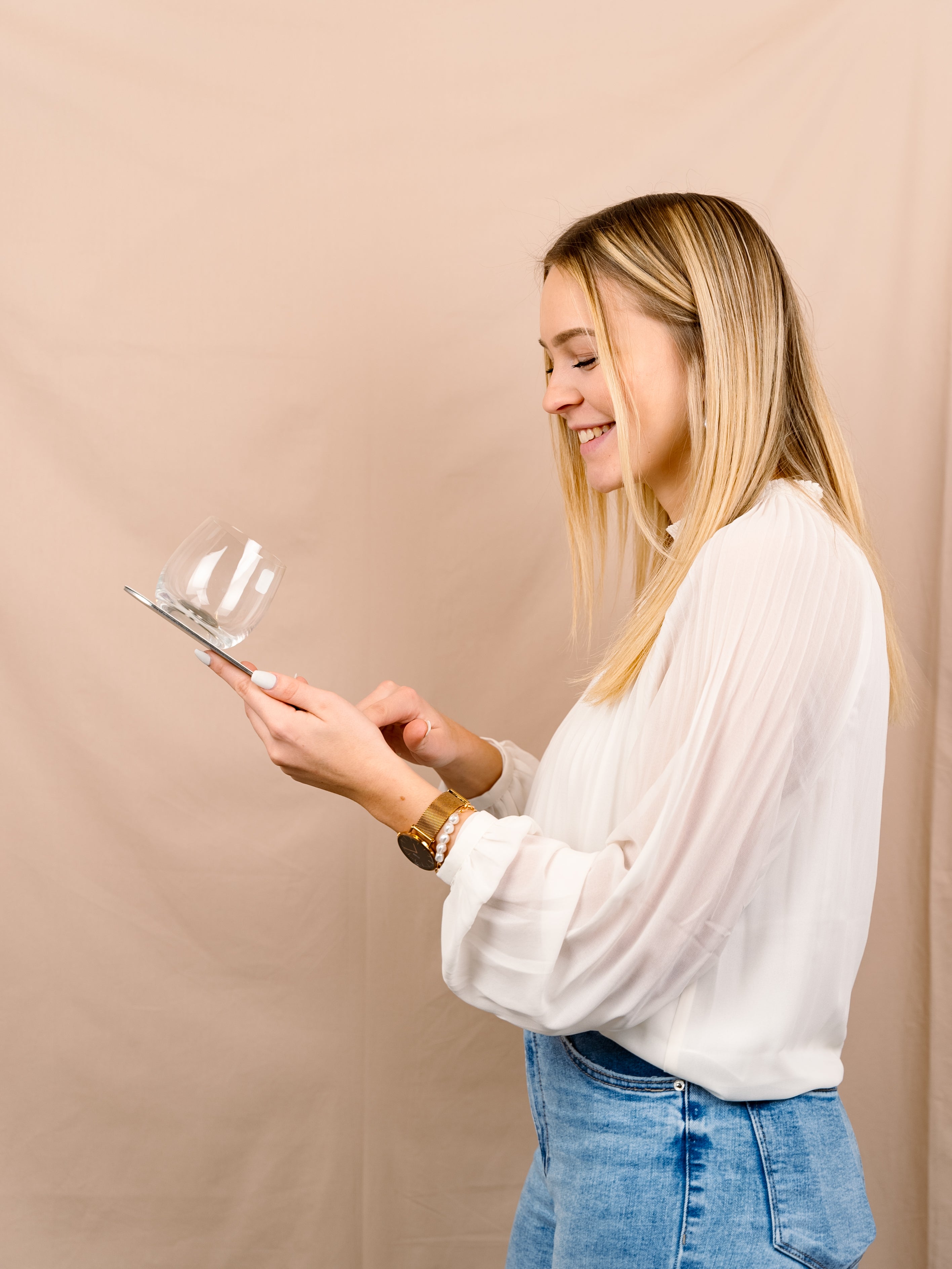 Mitarbeiterin Lena mit einer Metall-Leiste und einem Magnet-Kristallglas WHISKY