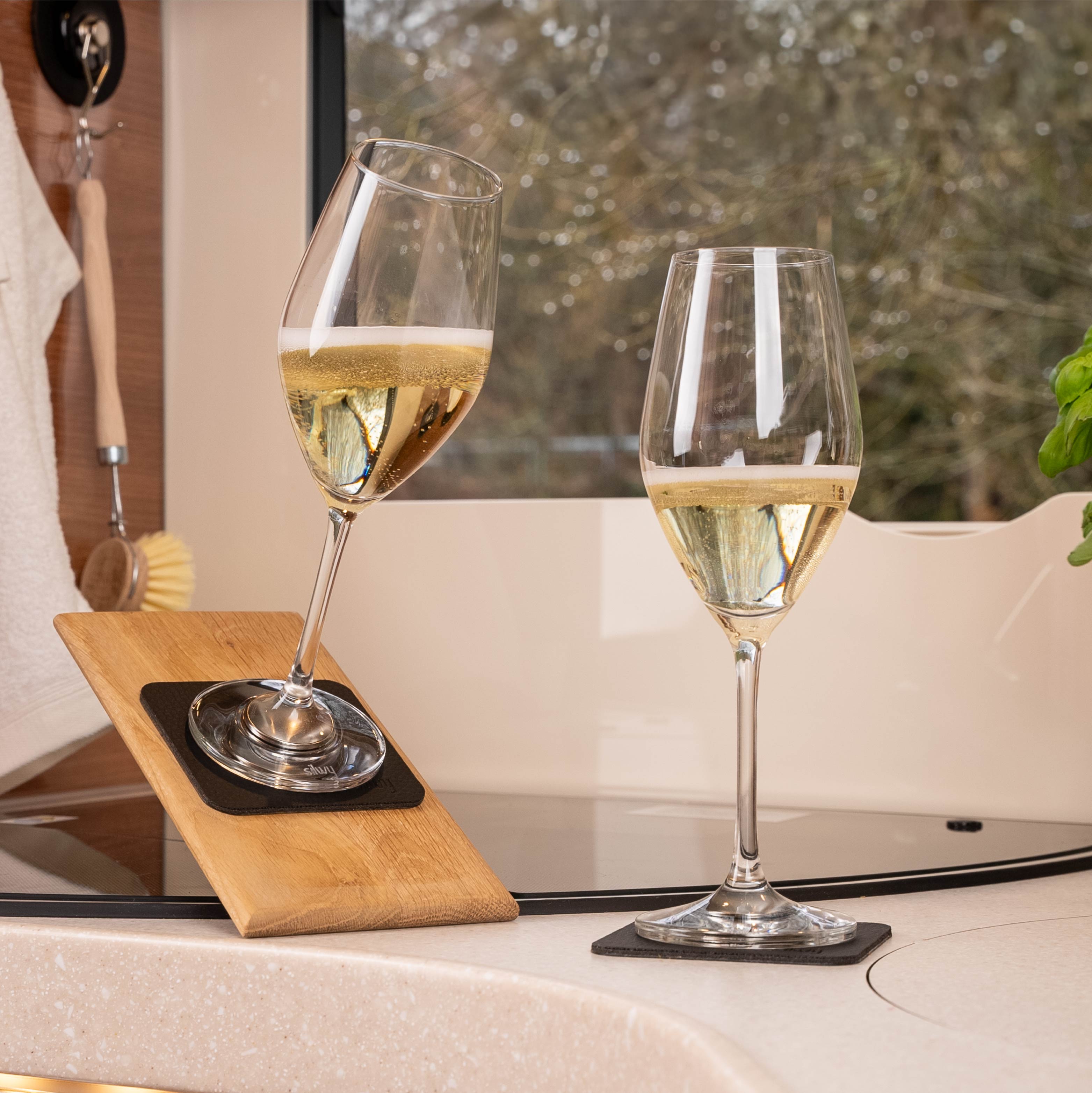Magnet-Kristallgläser Champagner auf Pads in Schräglage in einem Camper