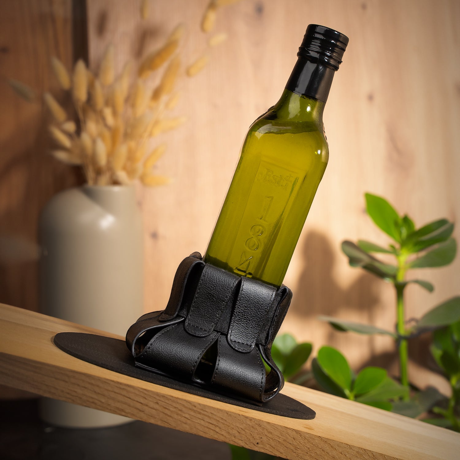 Flasche Olivenöl in Magnet-Flaschenhalter auf Platzset