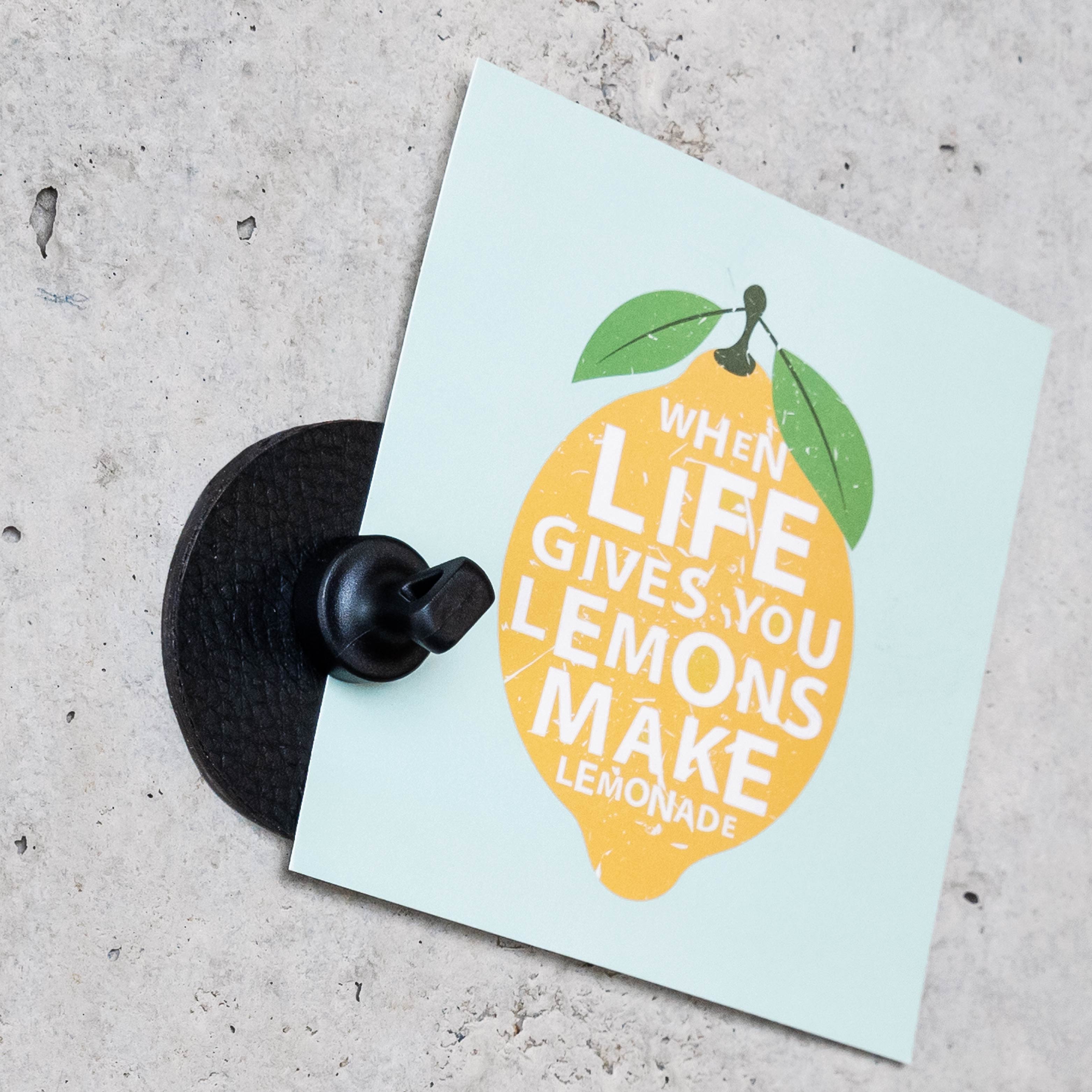 Postkarte wird durch Magnet-Pin und Pad fixiert