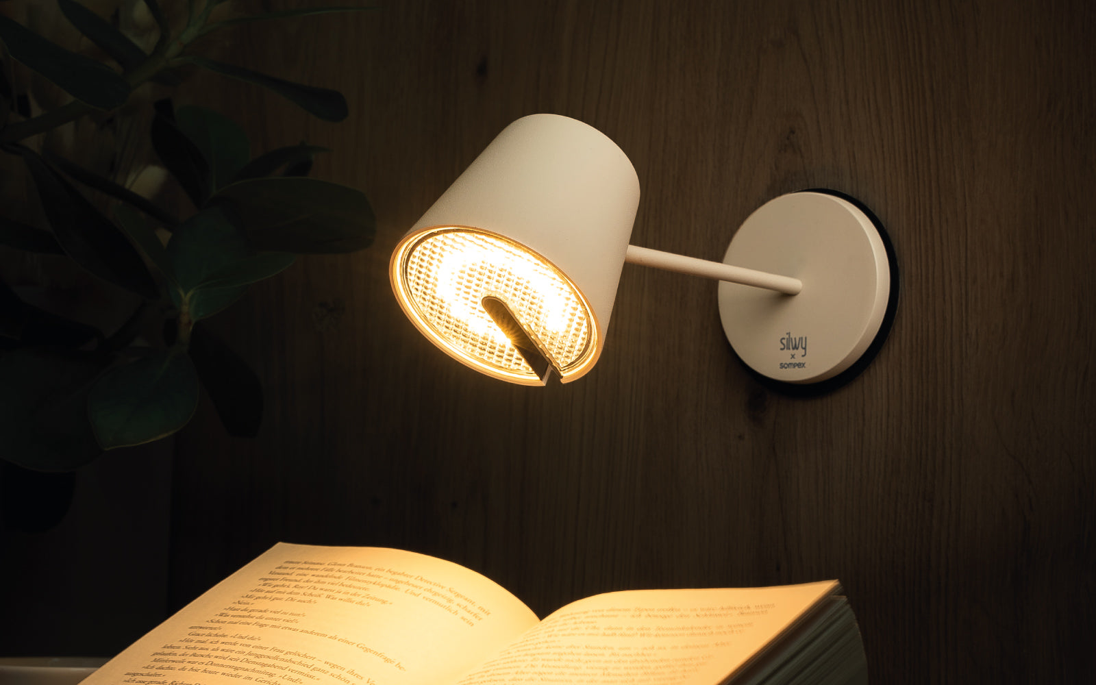 Stimmungsbild mit sompex Tisch- und Wandleuchte als Leselicht
