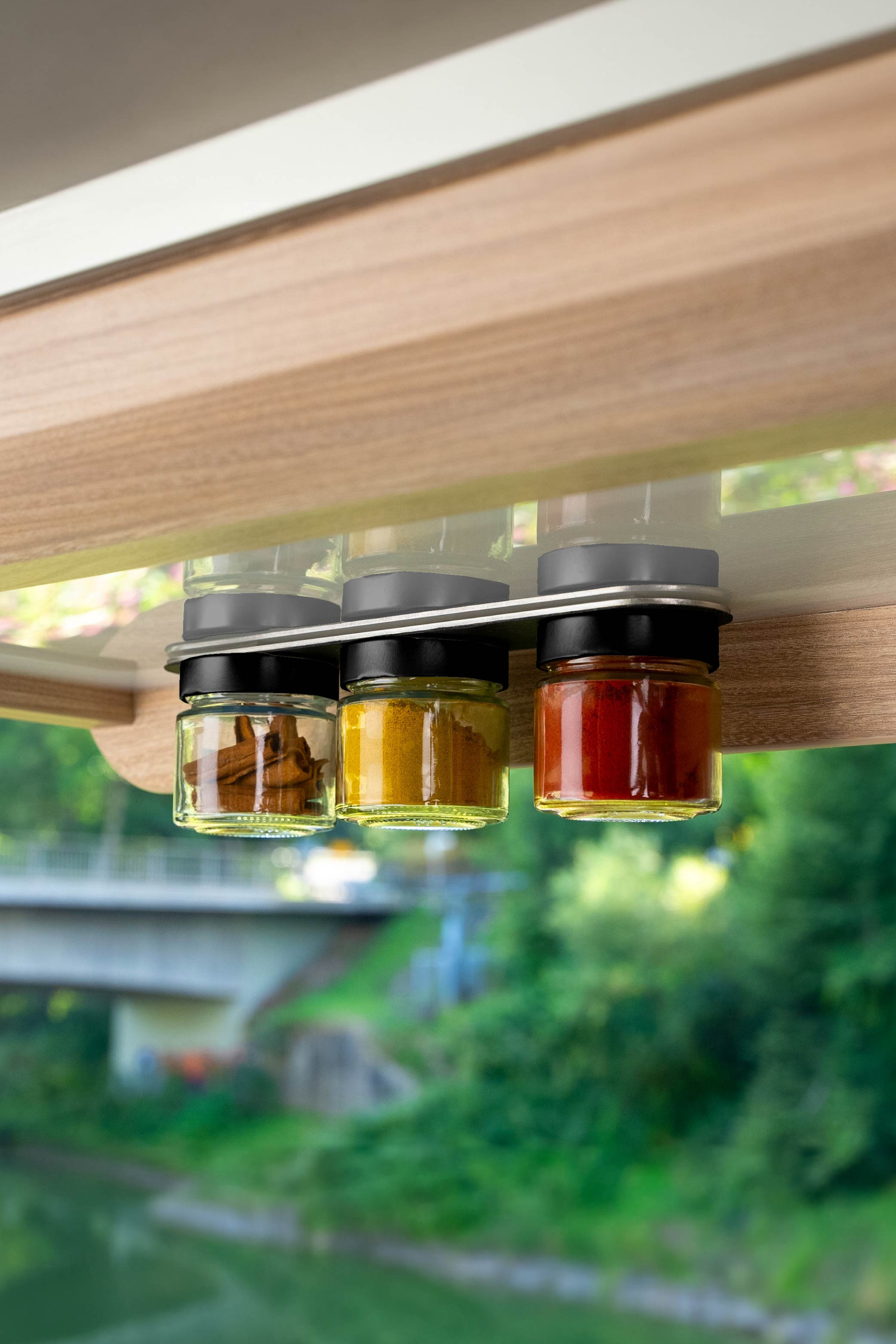 Magnet-Feinkostgläser an Leiste fixiert