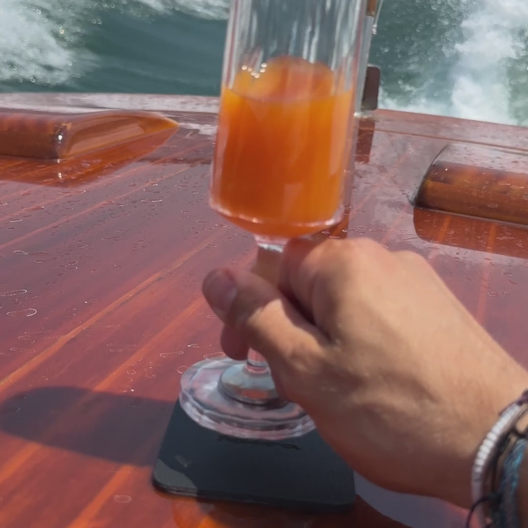 Video Magnet-Kunststoffglas Sekt inkl. Metall-Nano-Gel-Pad auf fahrendem Boot
