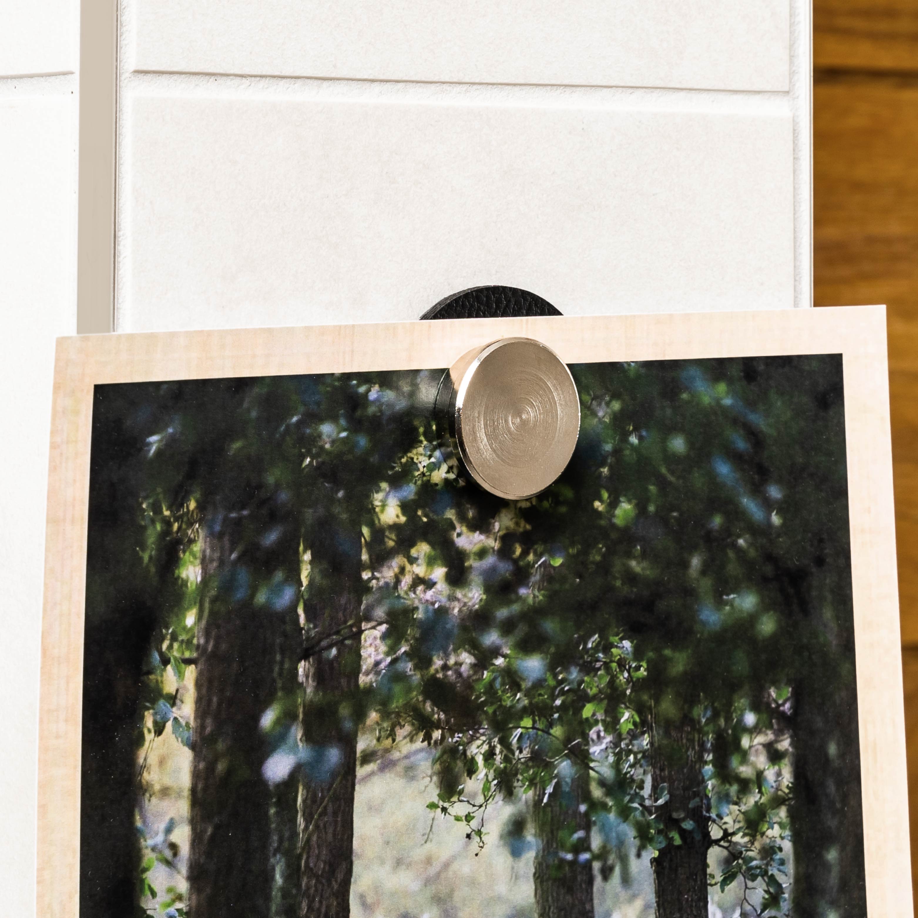 Postkarte wird durch Metall-Nano-Gel-Pad in Kombination mit dem Magnet-Pin fixiert