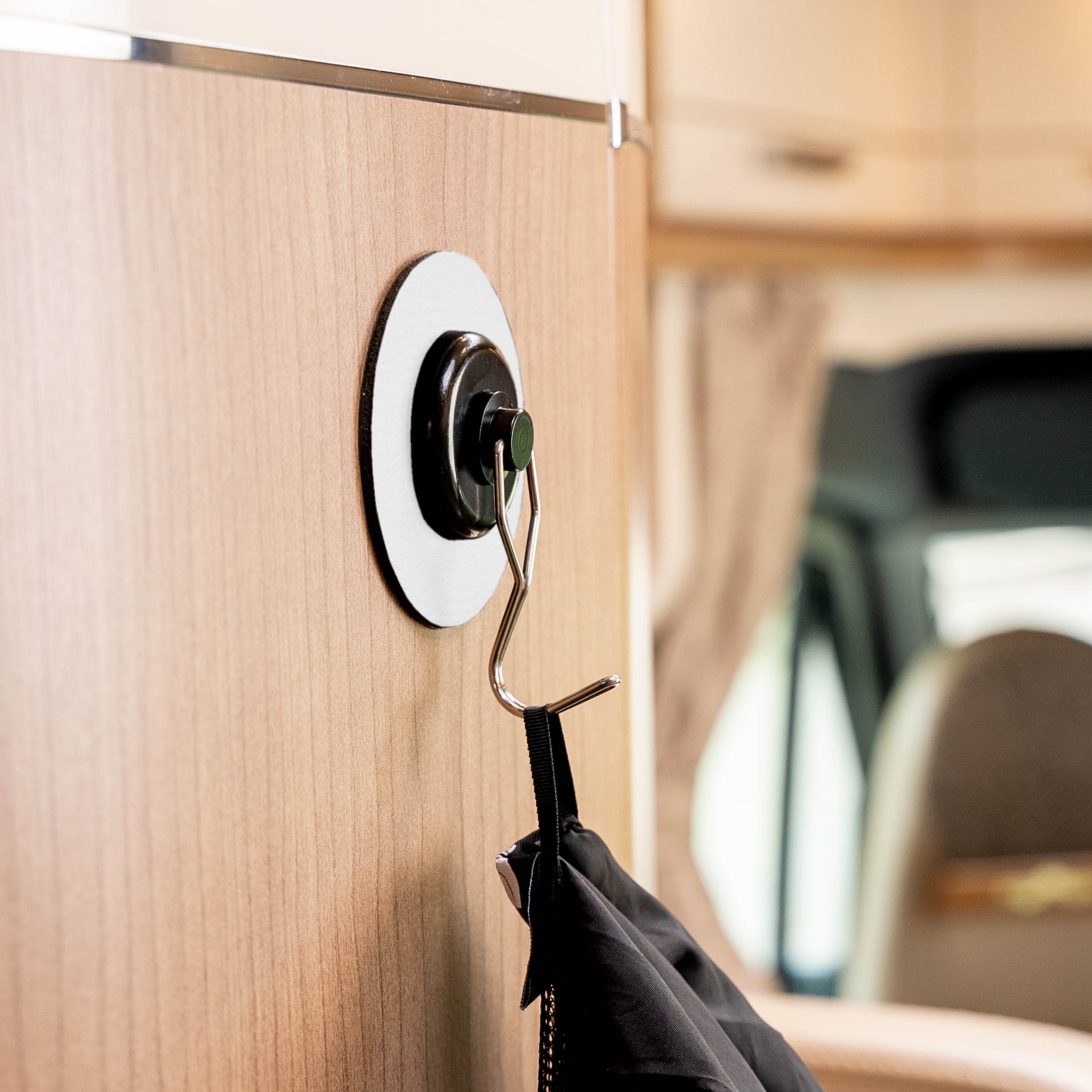 Anwendung im Camper: Jacke durch Haken an Pad fixiert