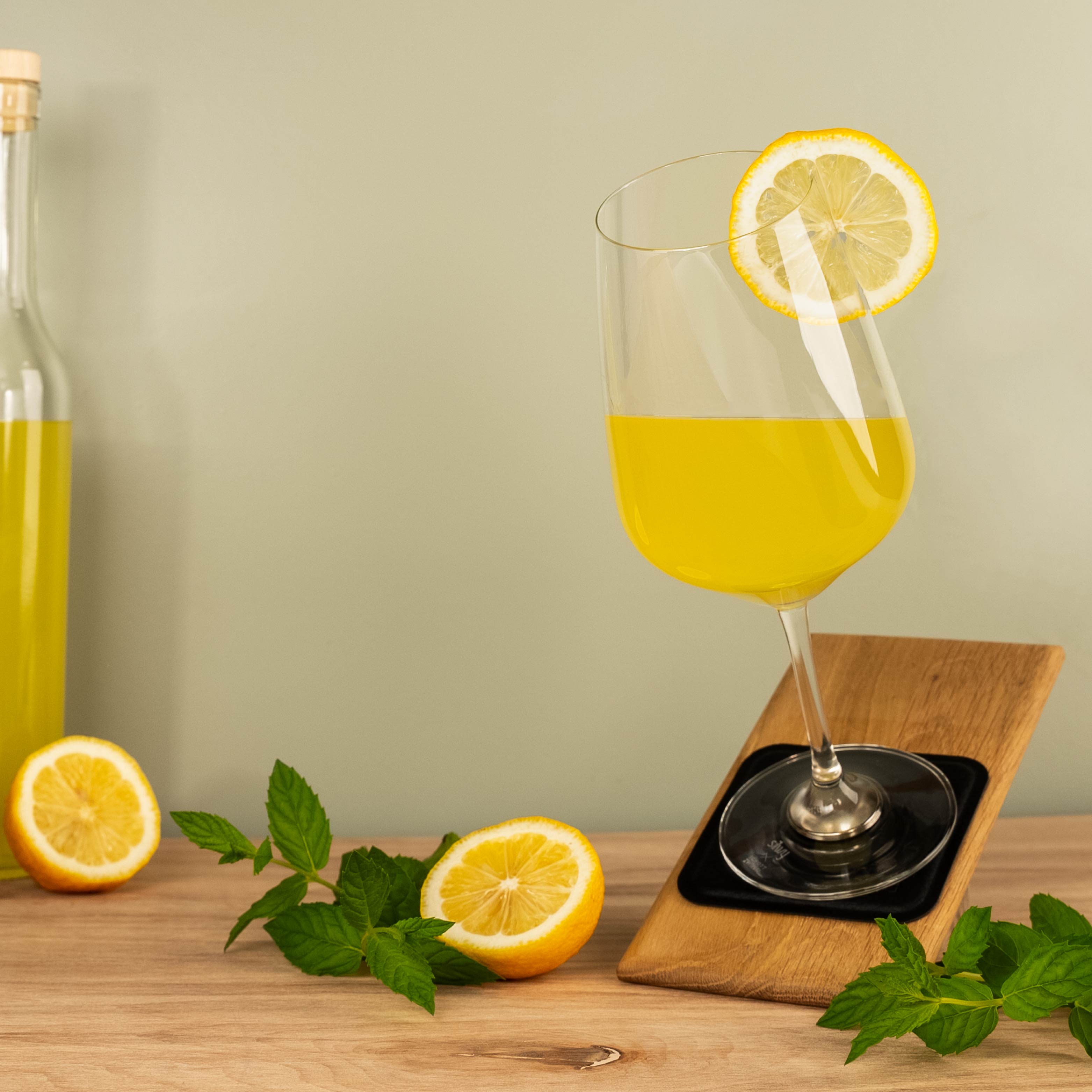 Magnet-Kristallglas Wein auf quadratischem Pad in schwarz