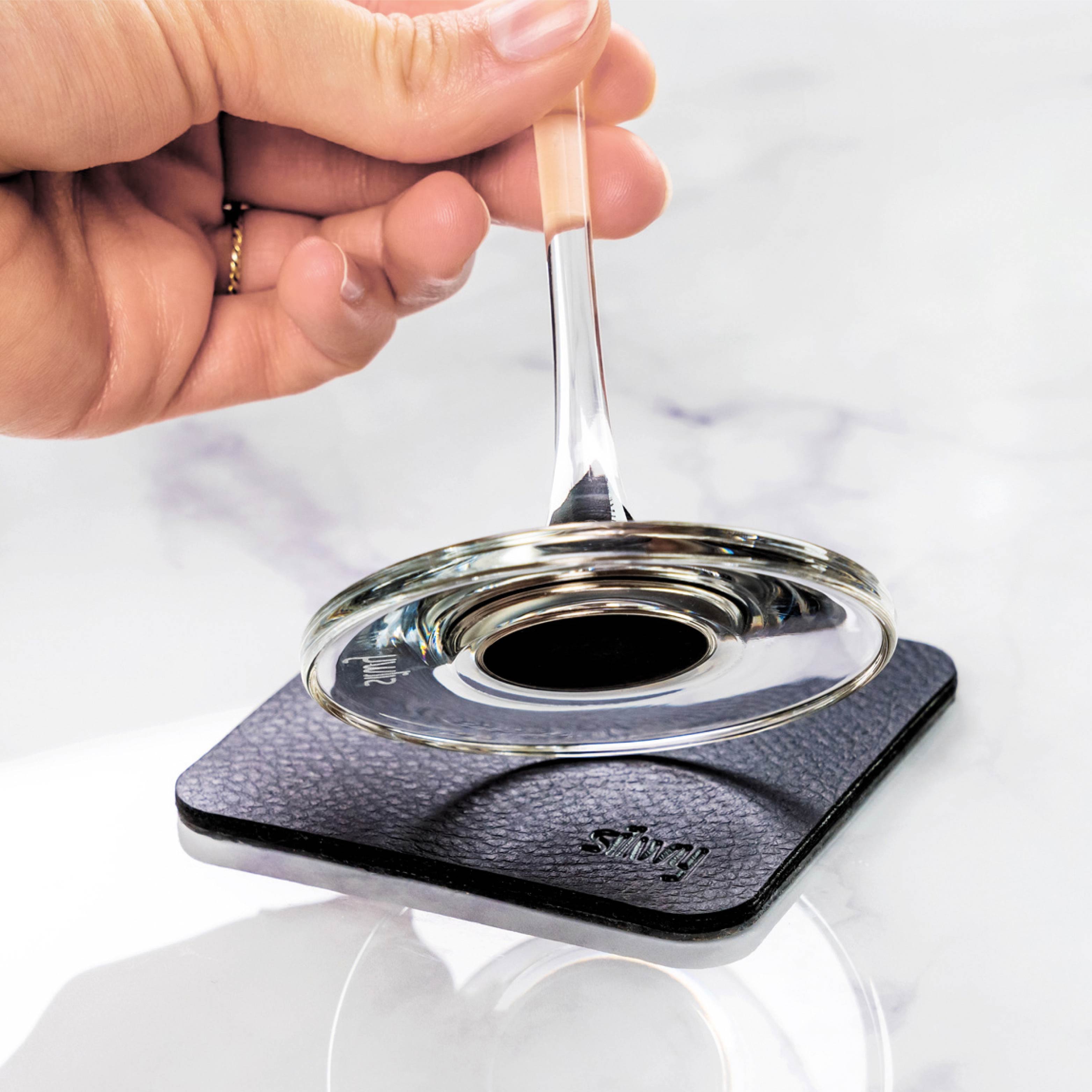 Eingegossener Magnet im Boden des Glasses - Nachaufnahme