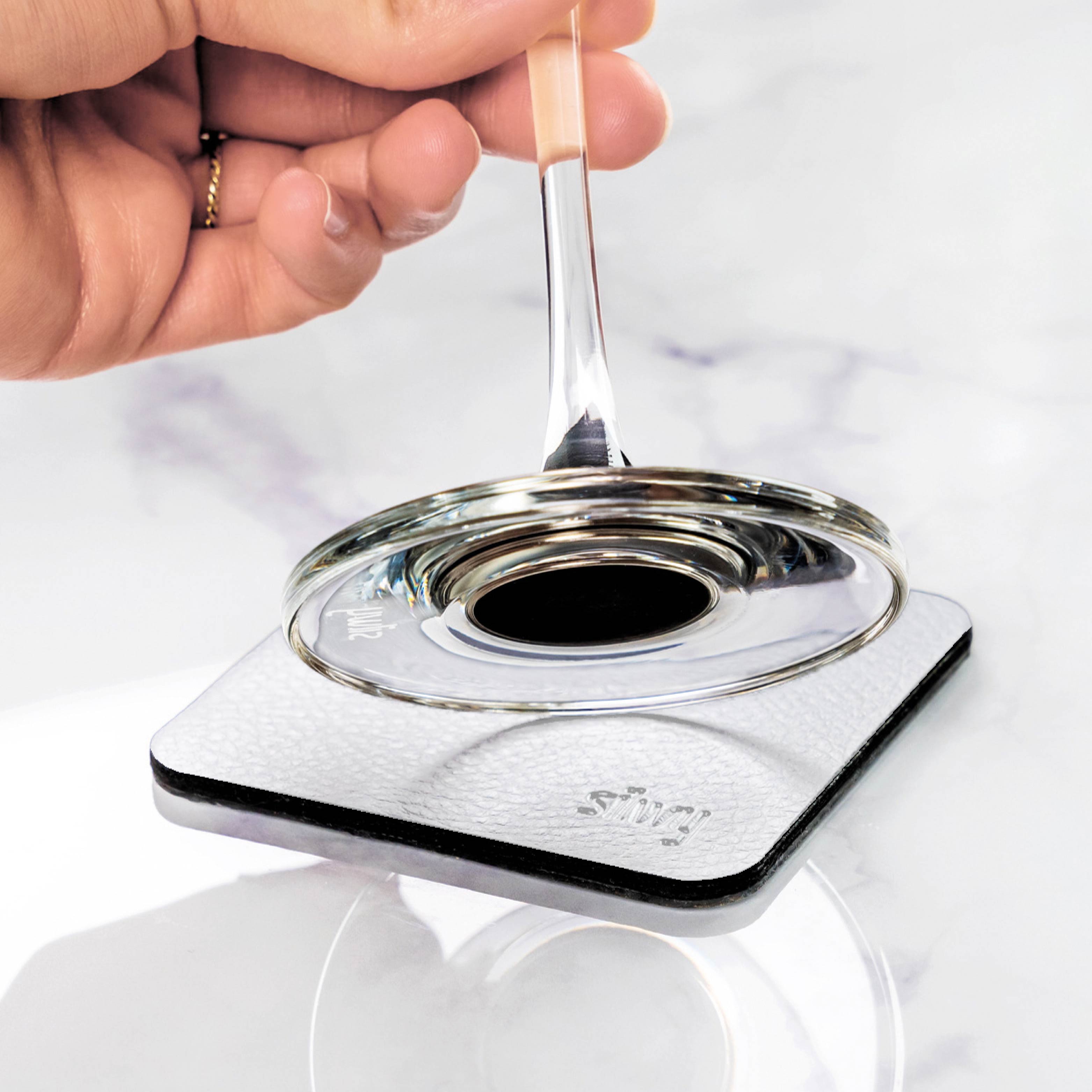 Magnet-Kristallglas Wein inkl. quadratisches Metall-Nano-Gel-Pad weiß und integriertem Magnet im Boden