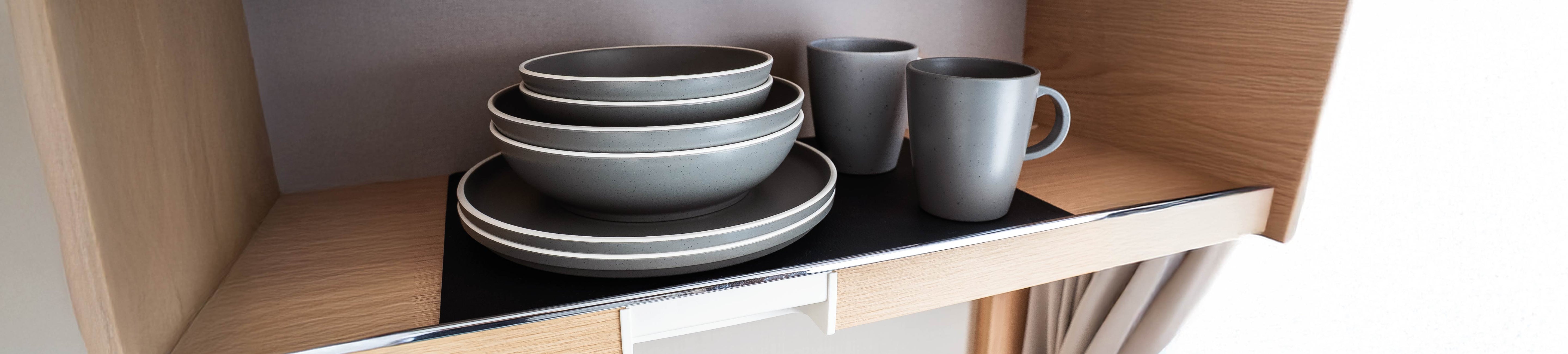 Brunner Kollektion in der Farbe GREY platzsparend verstaut im Schrank