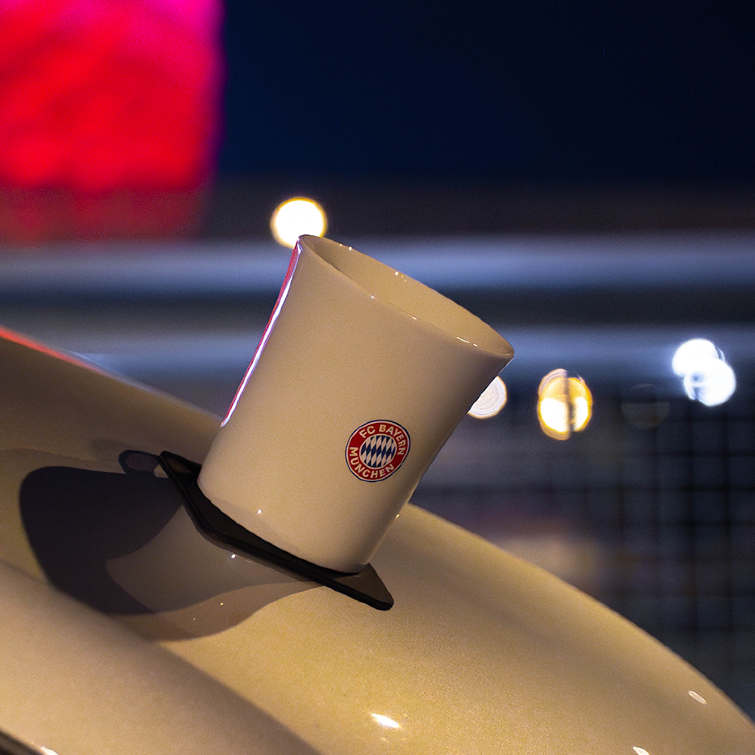 FCB henkeltasse Porzellan vor arena