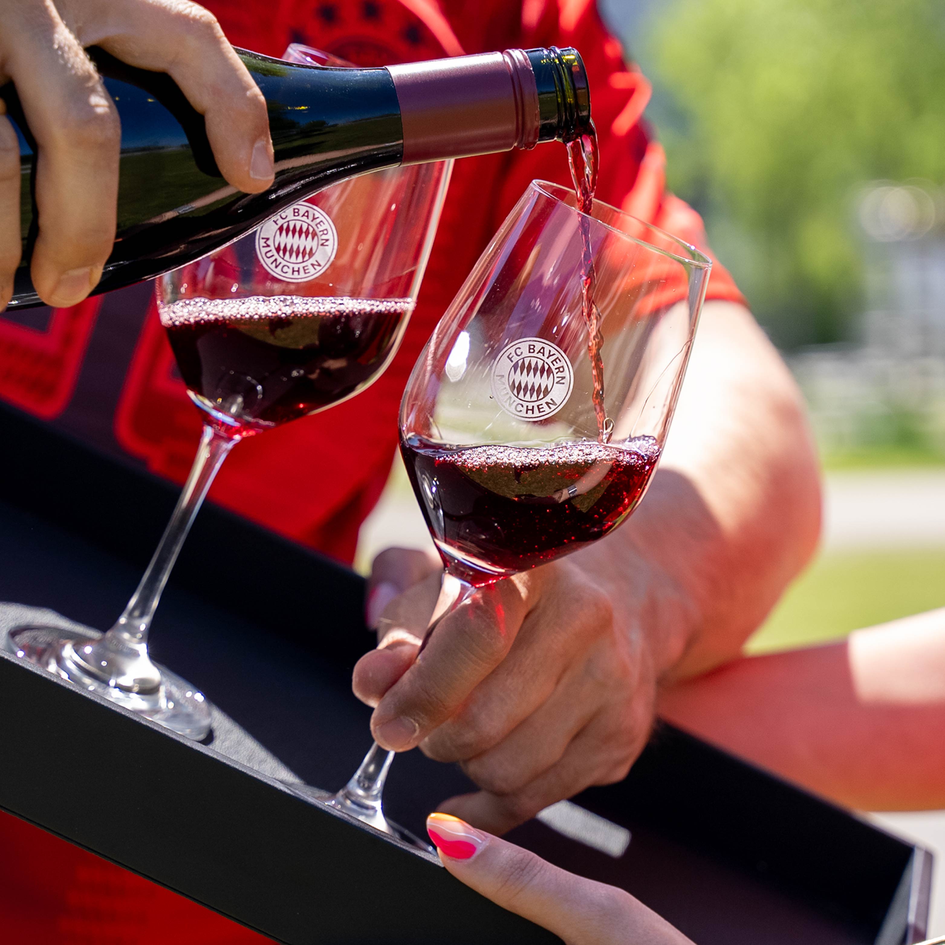 FCB wein einschenken