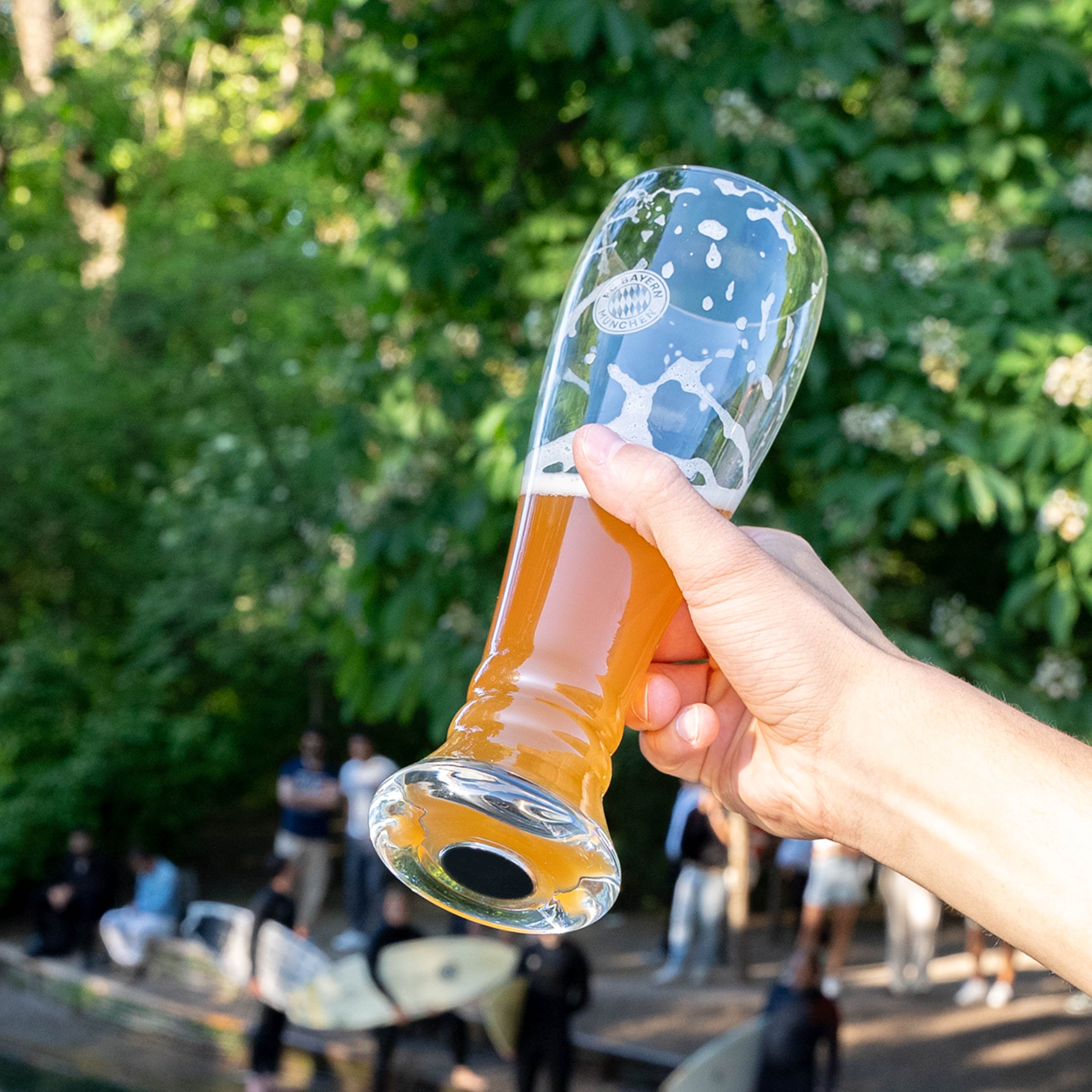Magnet-Weizenbierglas mit FC Bayern Logo 