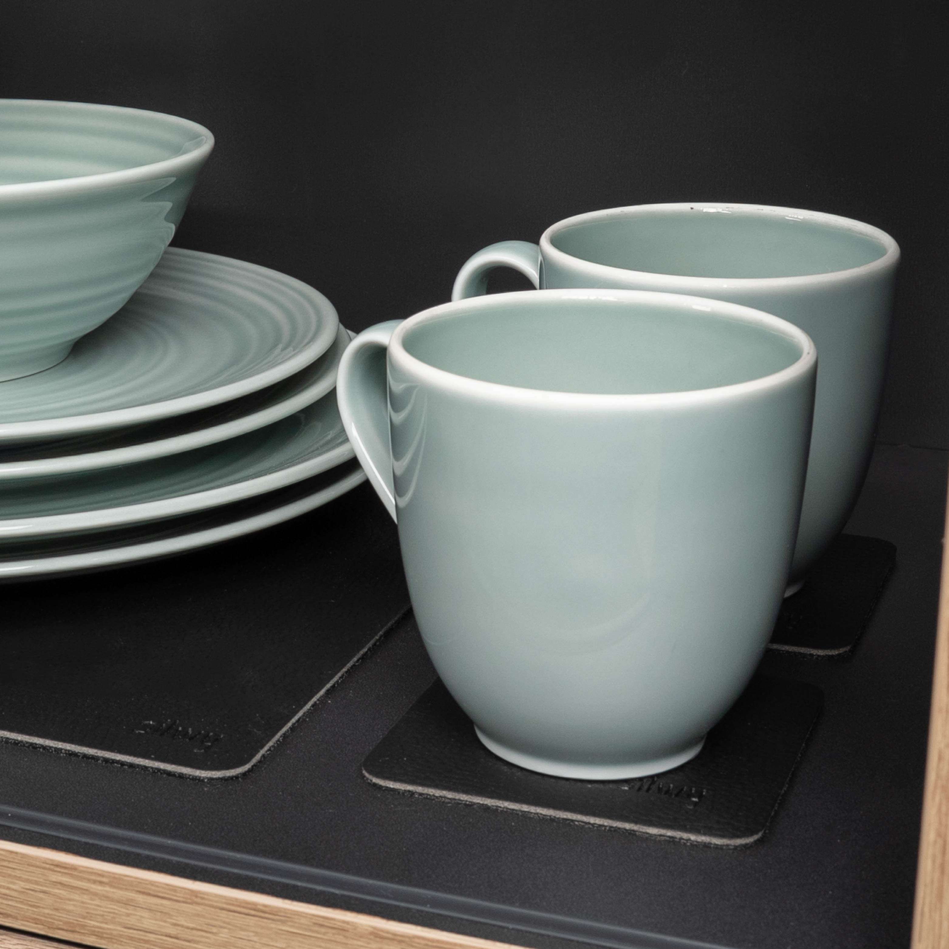Magnet-Porzellan-Henkeltasse cyan im Schrank