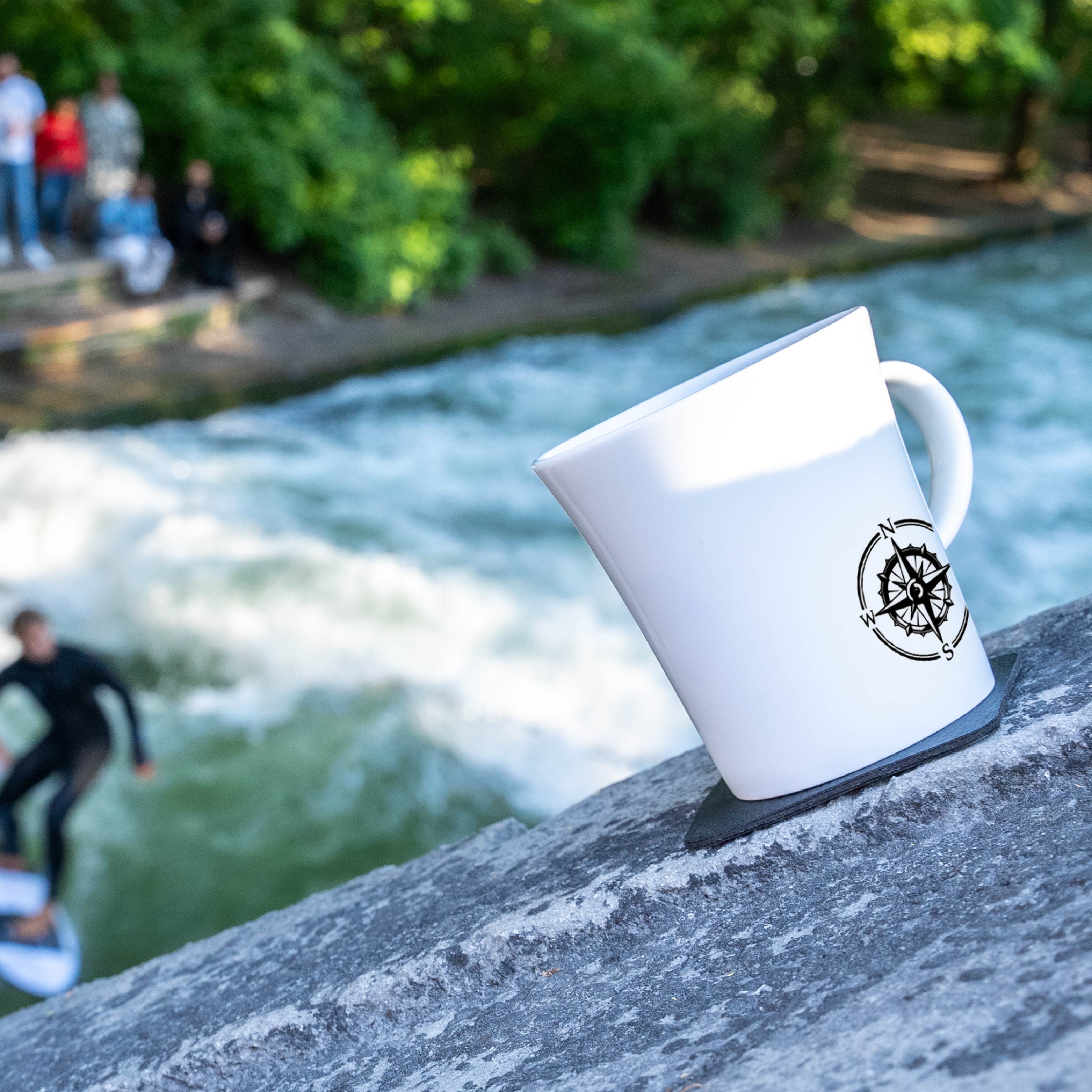 Magnetische Porzellantasse wird durch ein Pad auf einer schrägen Fläche fixiert