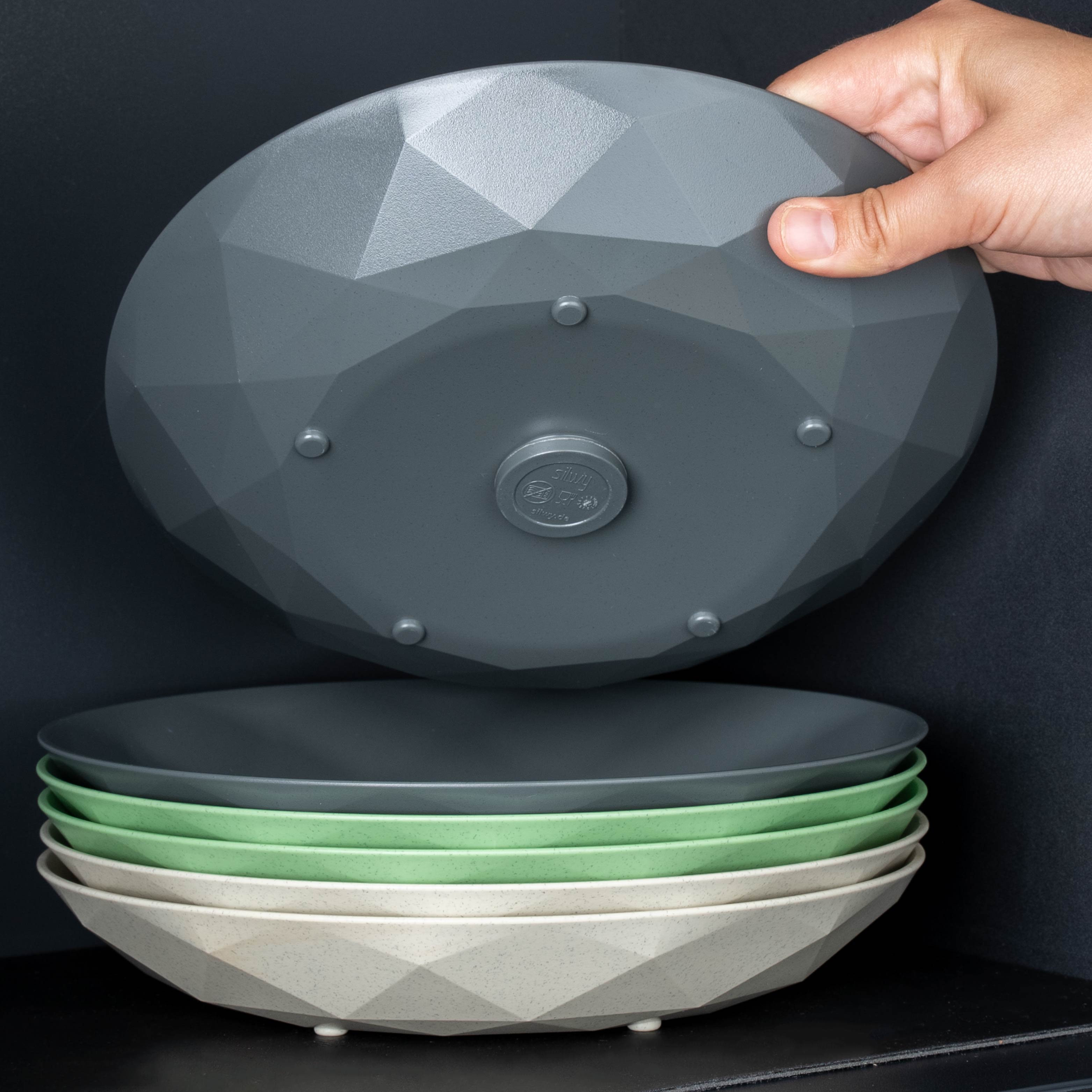 Magnet-Kunststoffteller Classic in grey, beige und green aufeinander gestapelt 