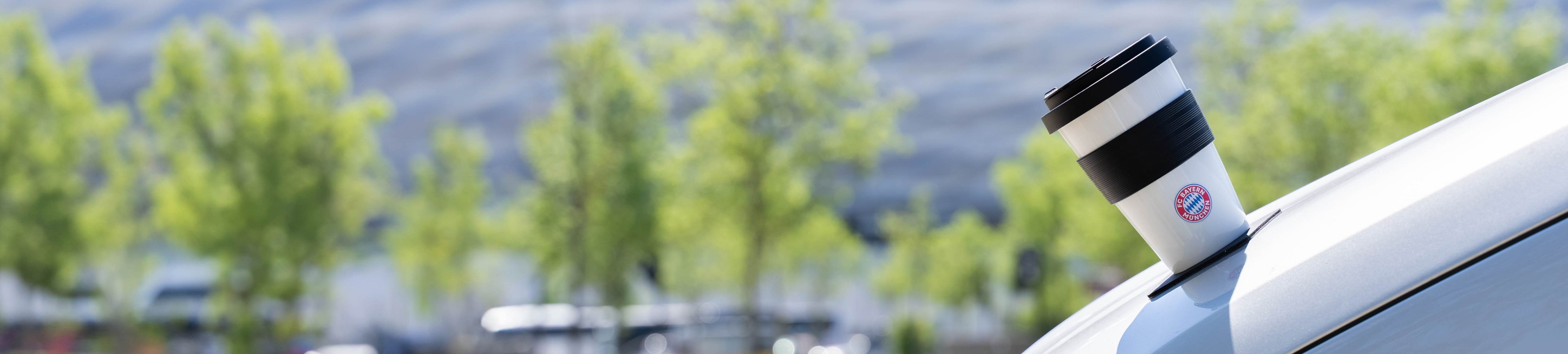 Magnet-Porzellan To Go Cup mit FC Bayern Logo auf Motorhaube abgestellt