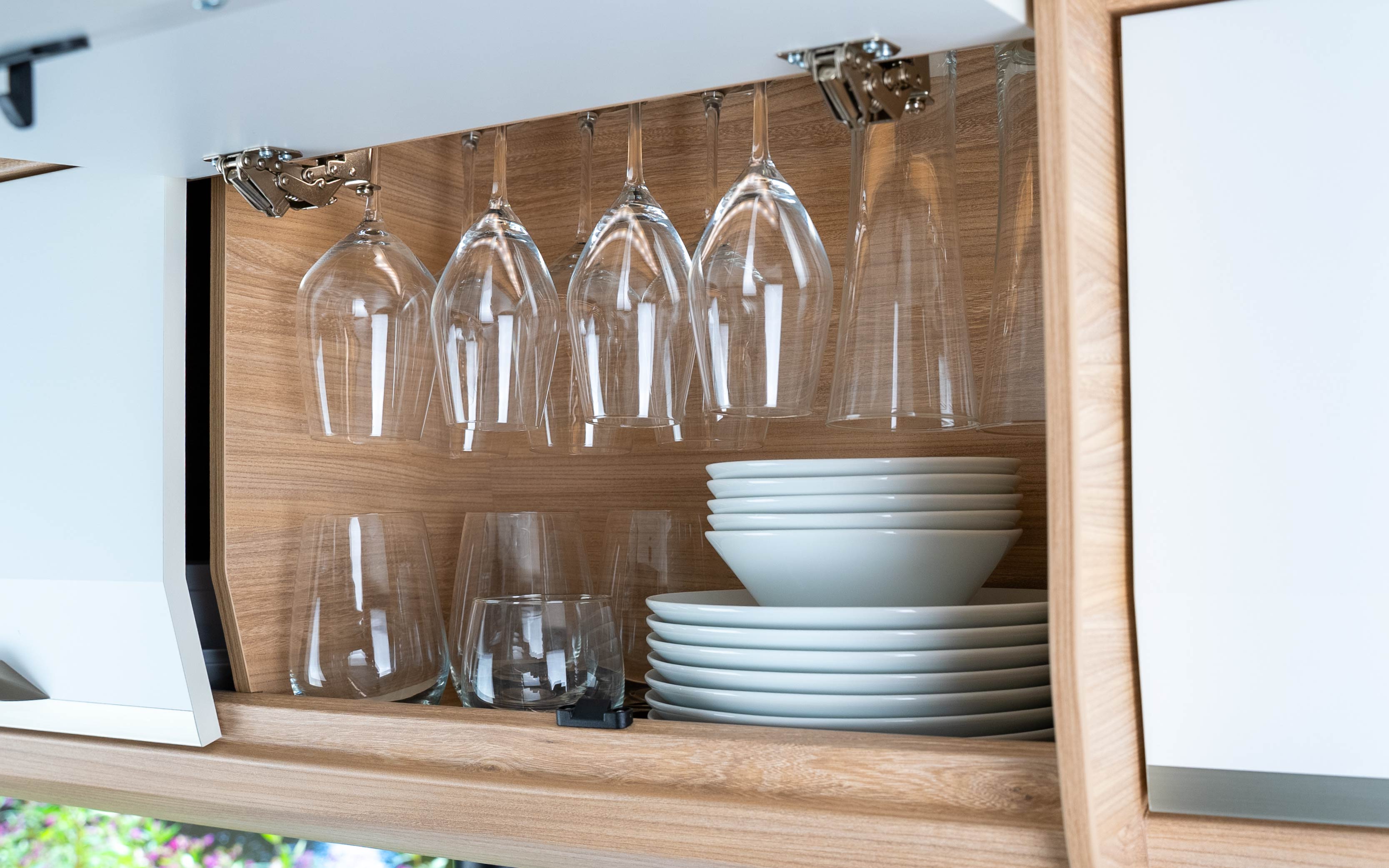 100% Platzausbeute - Magnetgläser hängend an Metall-Leiste und stehendes Geschirr, welches mit Metall-Matte fixiert wird