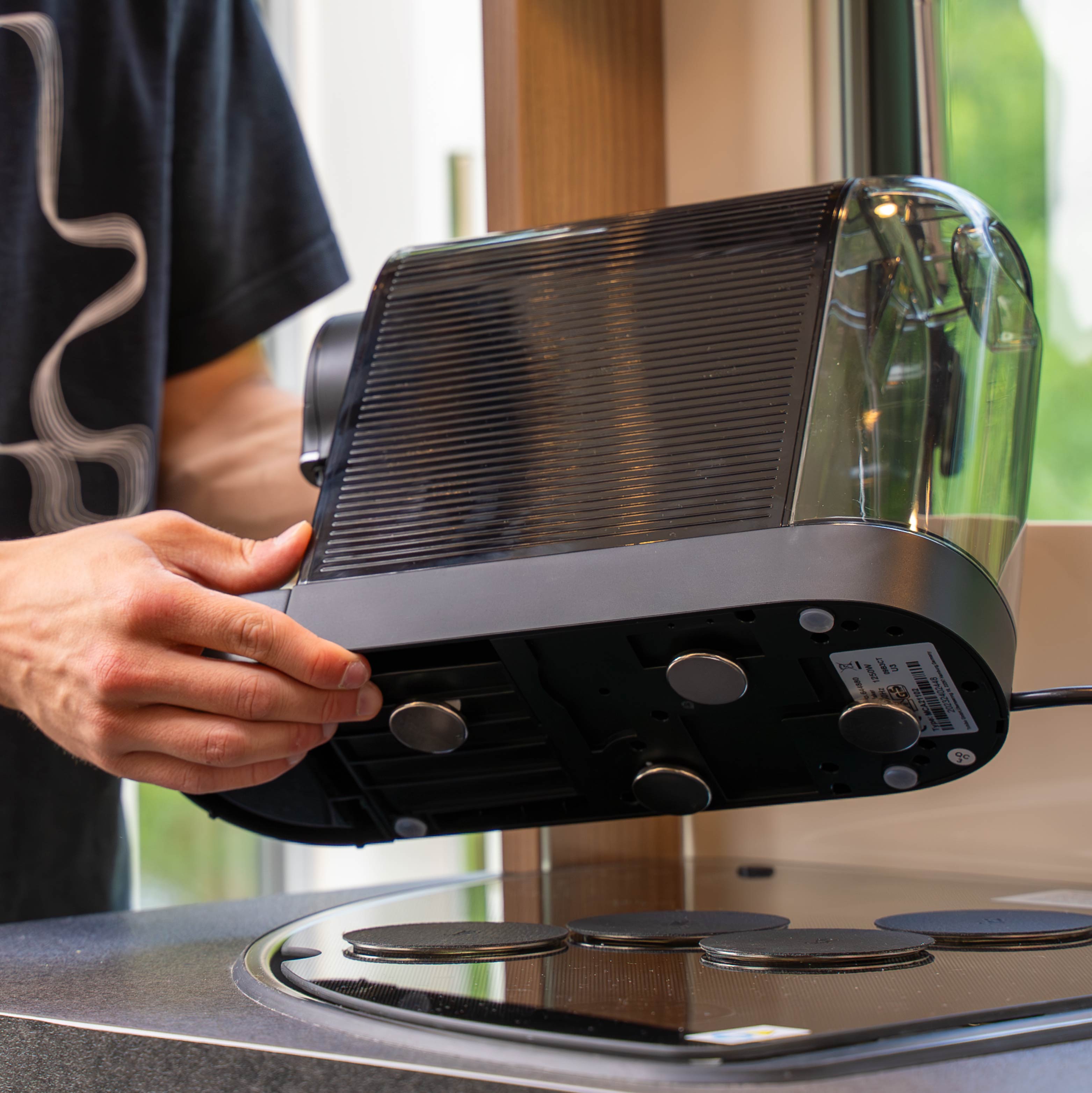 Kaffeemaschine mit Power-Magneten auf Pads abstellen