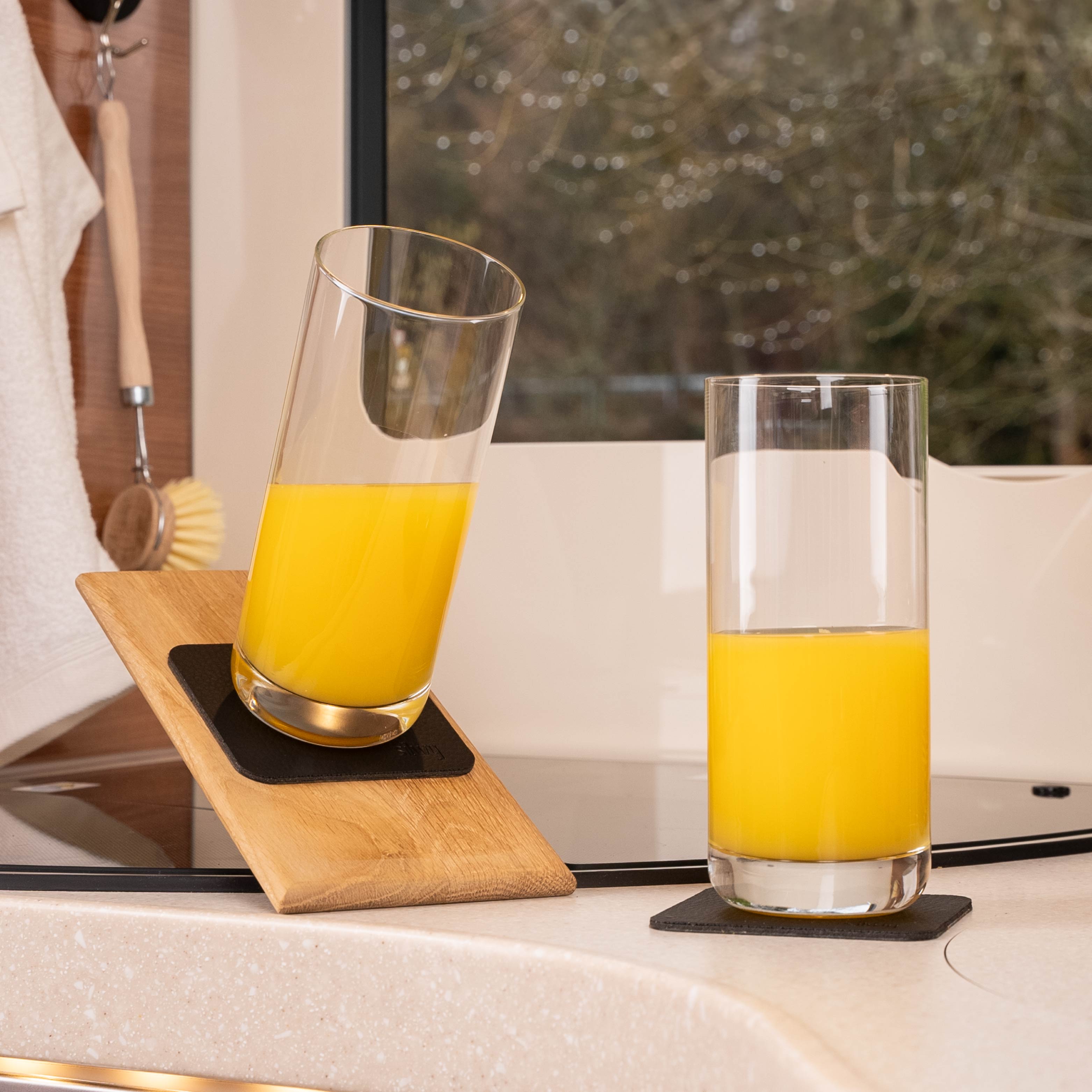 Magnet-Kristallgläser Longdrink slim auf Pads abgestellt in Schräglage