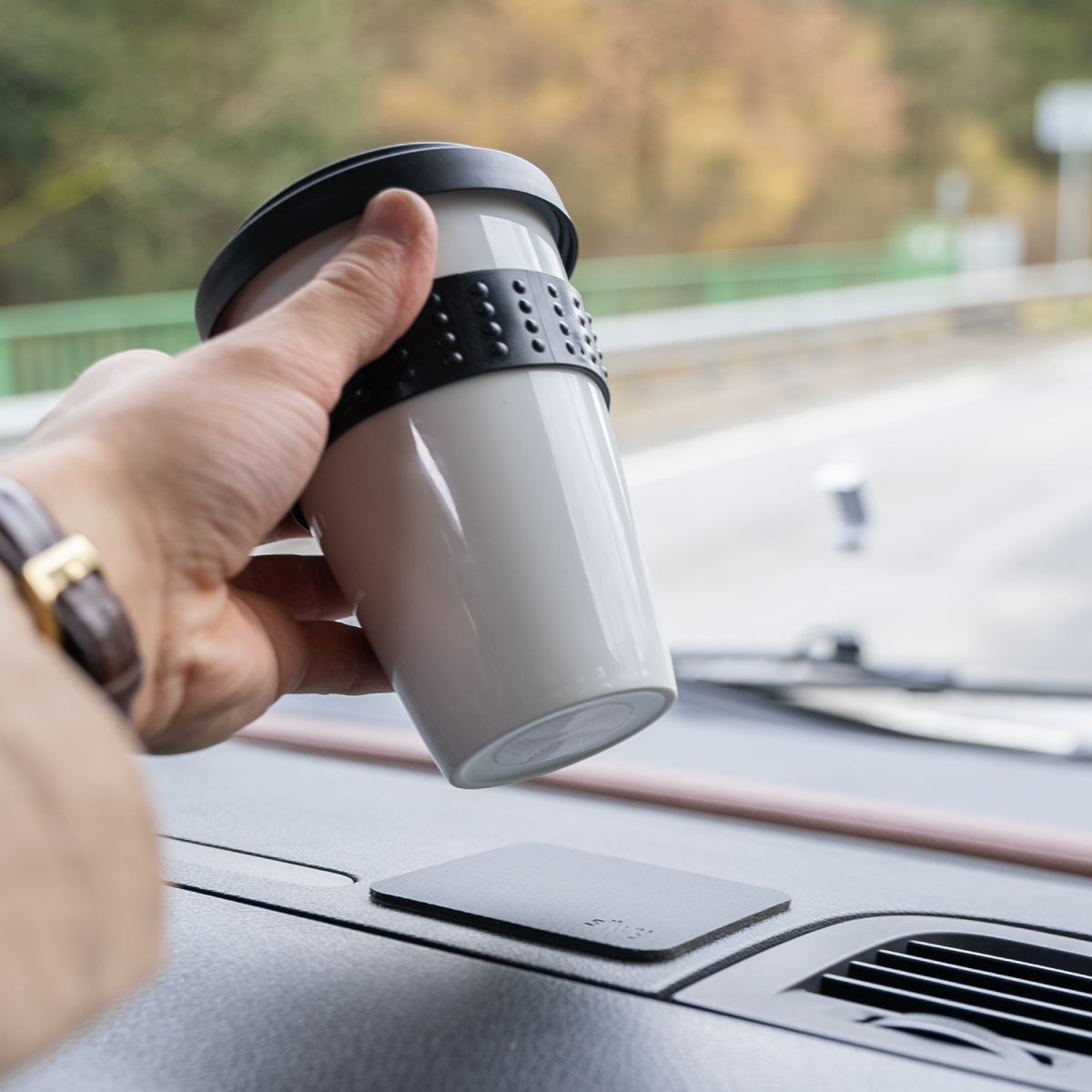 Nahaufnahme Magnet im Porzellan-Cup eingearbeitet