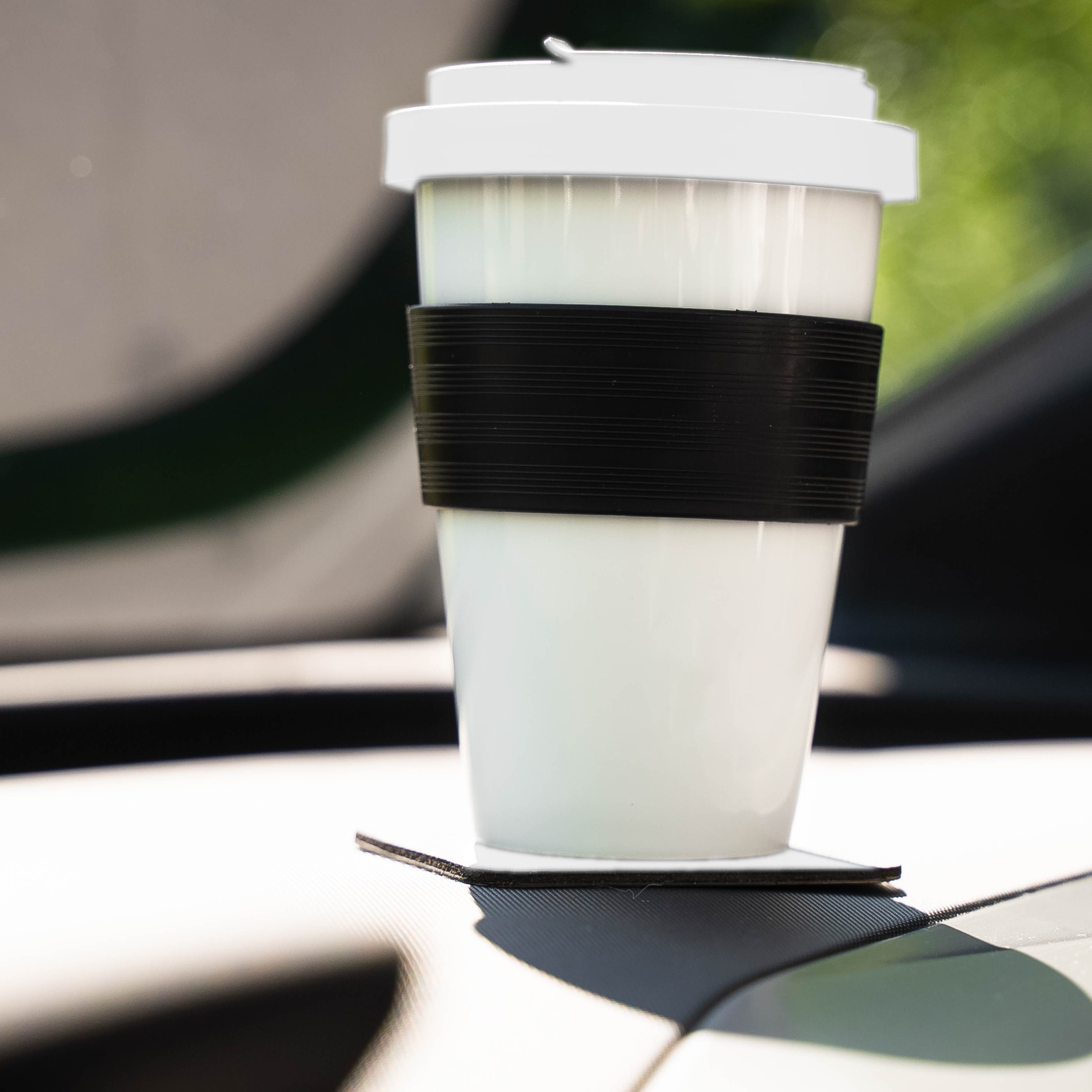 Magnet-Cup wird durch Pad auf Armaturenbrett während der Fahrt fixiert