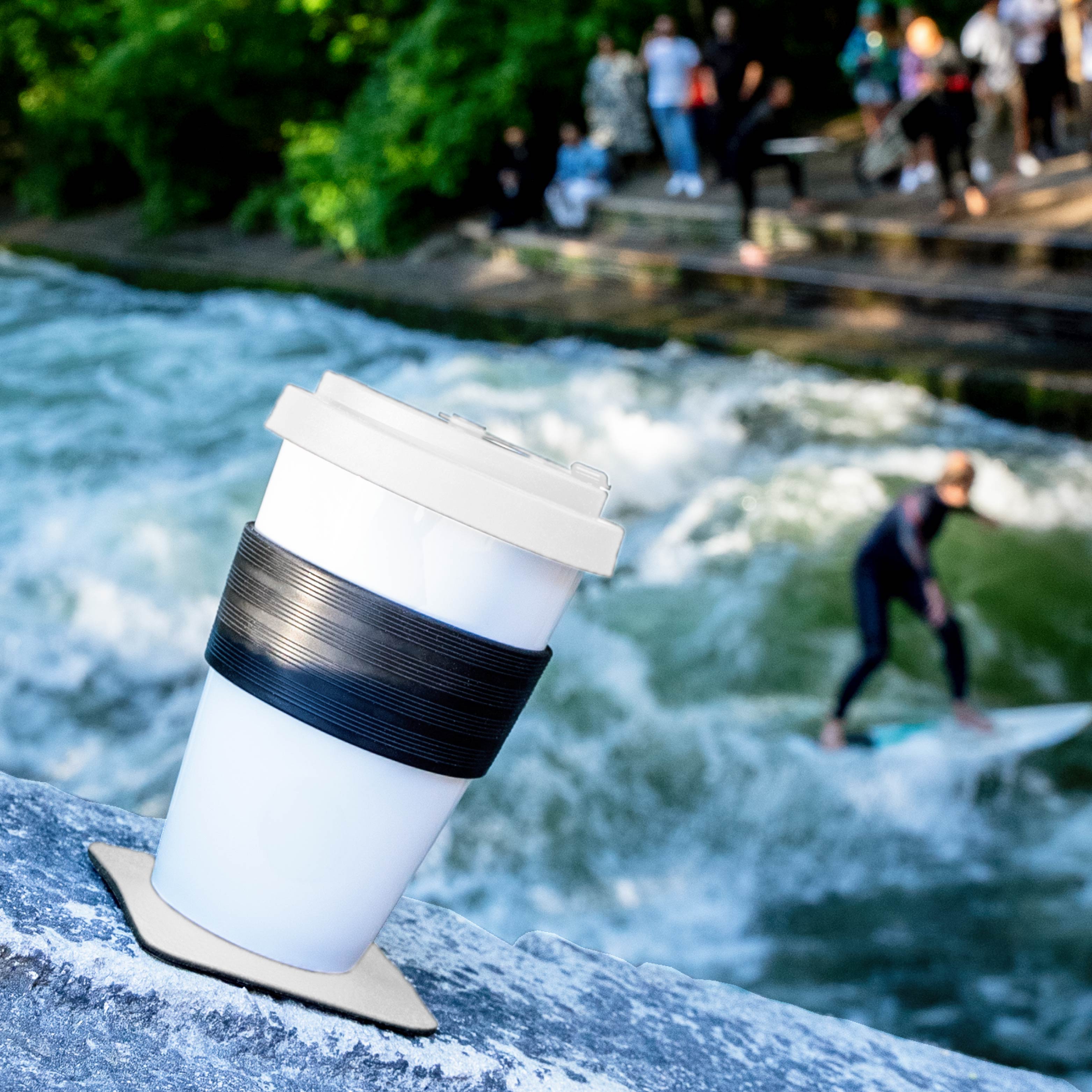 Magnet-Cup wird auf schrägen Fläche durch Metall-Pad fixiert