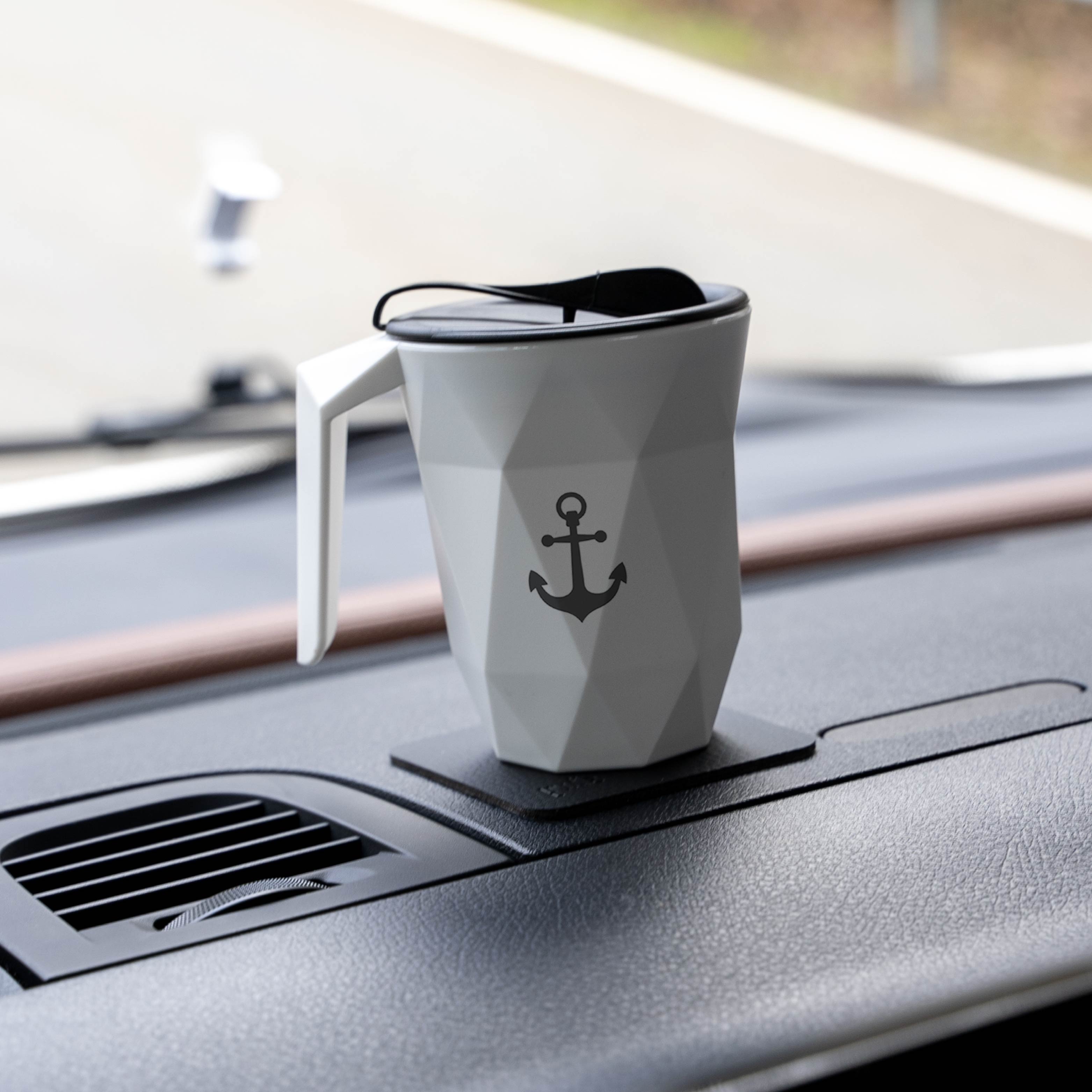 Magnet-Kunststofftasse TO-GO mit Ankersymbol auf einer Seite un zugehöriger Metall-Nano-Gel-Matte im Auto 