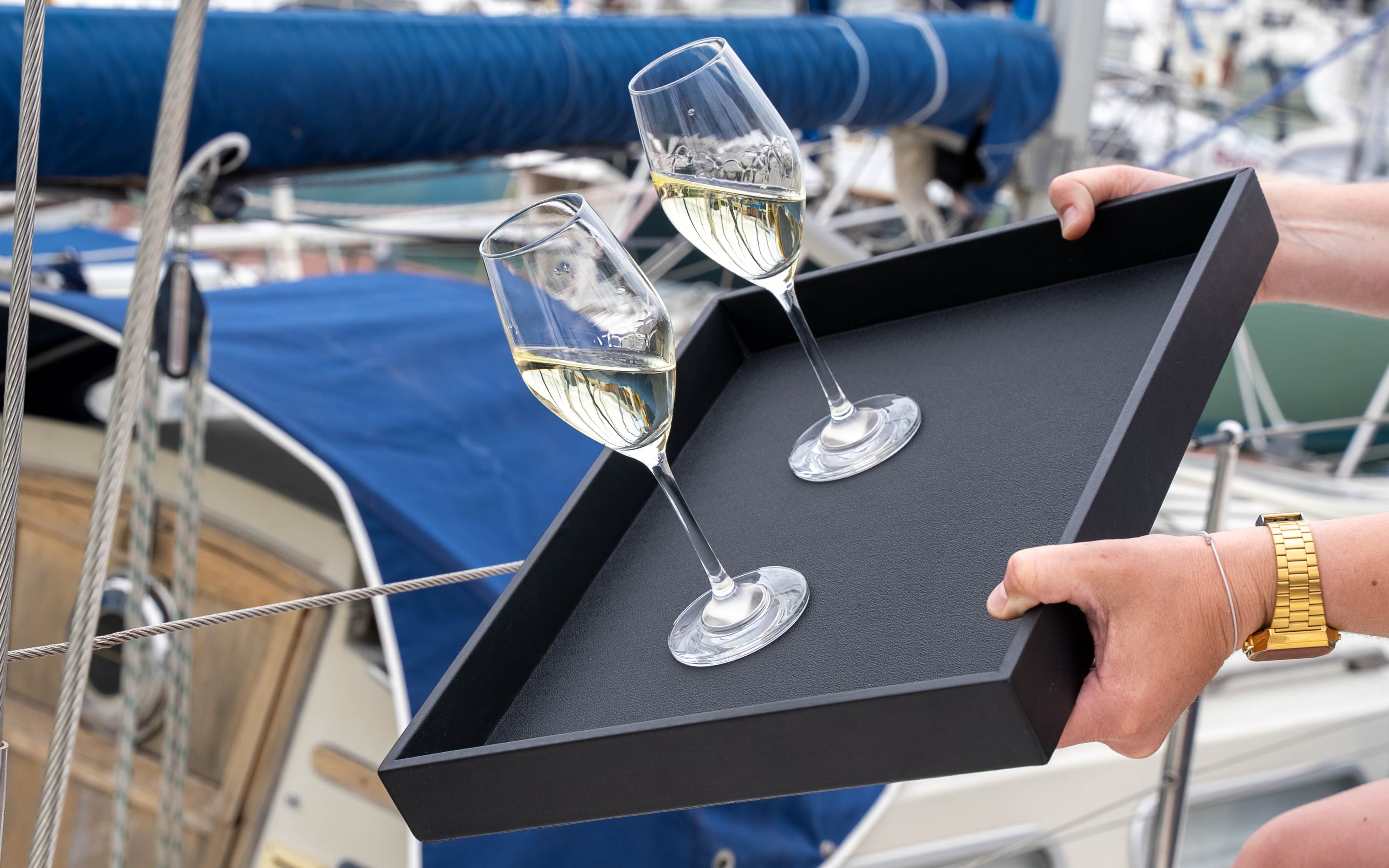 Metall-Tablett mit Magnetgläsern auf dem Boot