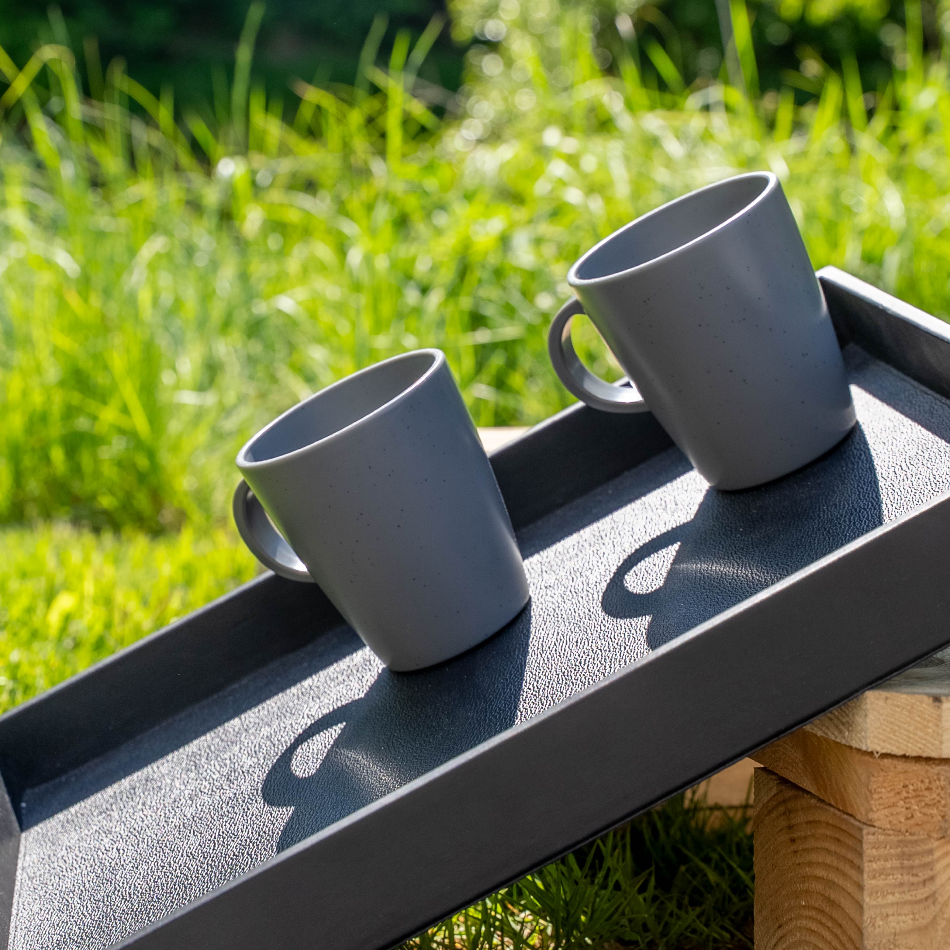 Magnet-Kunststofftassen grey auf Metall-Tablett