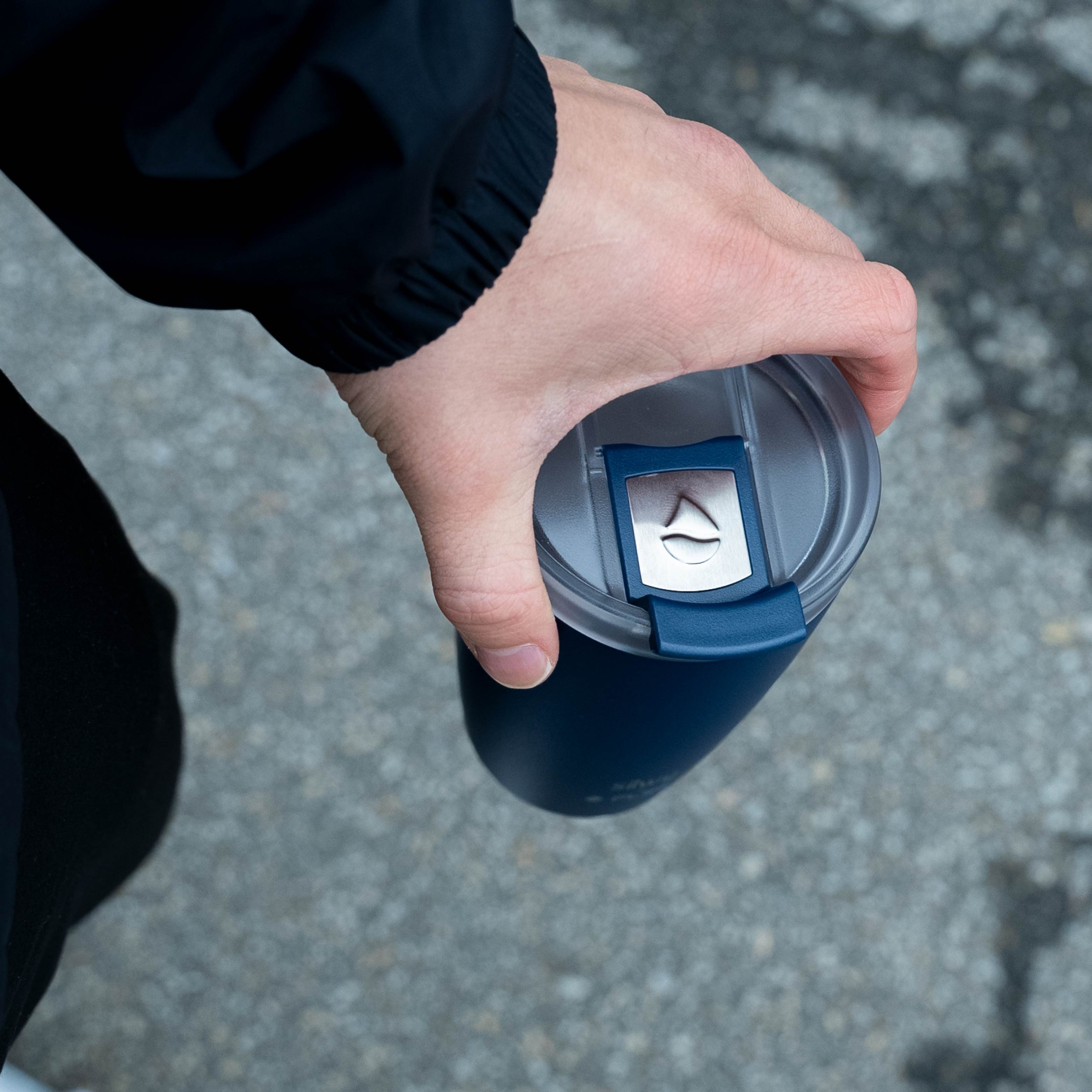 Der geschlossene silwy x FLSK Thermocup, von oben gehalten, in der Farbe midnight 