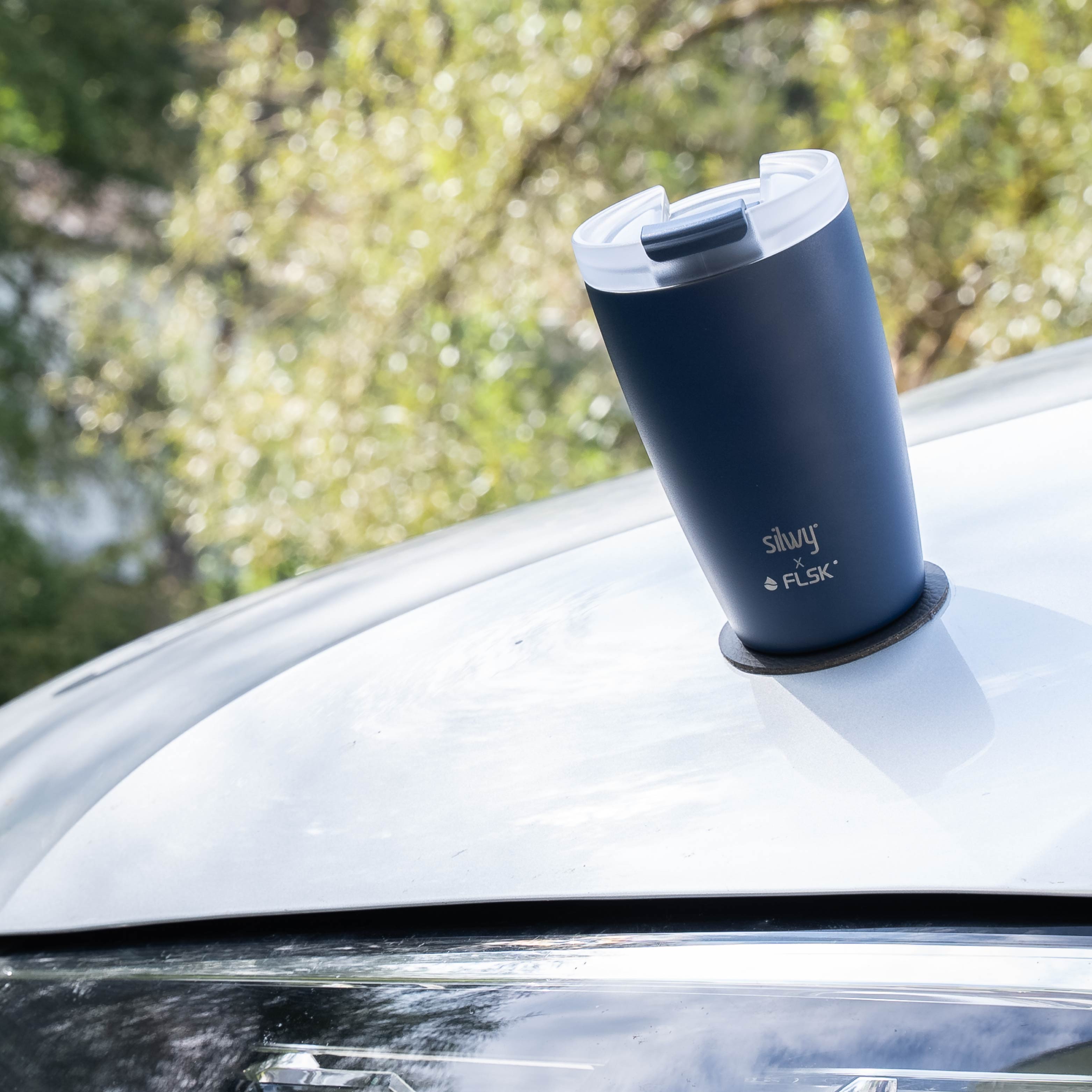 Der silwy x FLSK Thermocup in der Farbe midnight auf dem runden Metall-Nano-Gel-Pad 