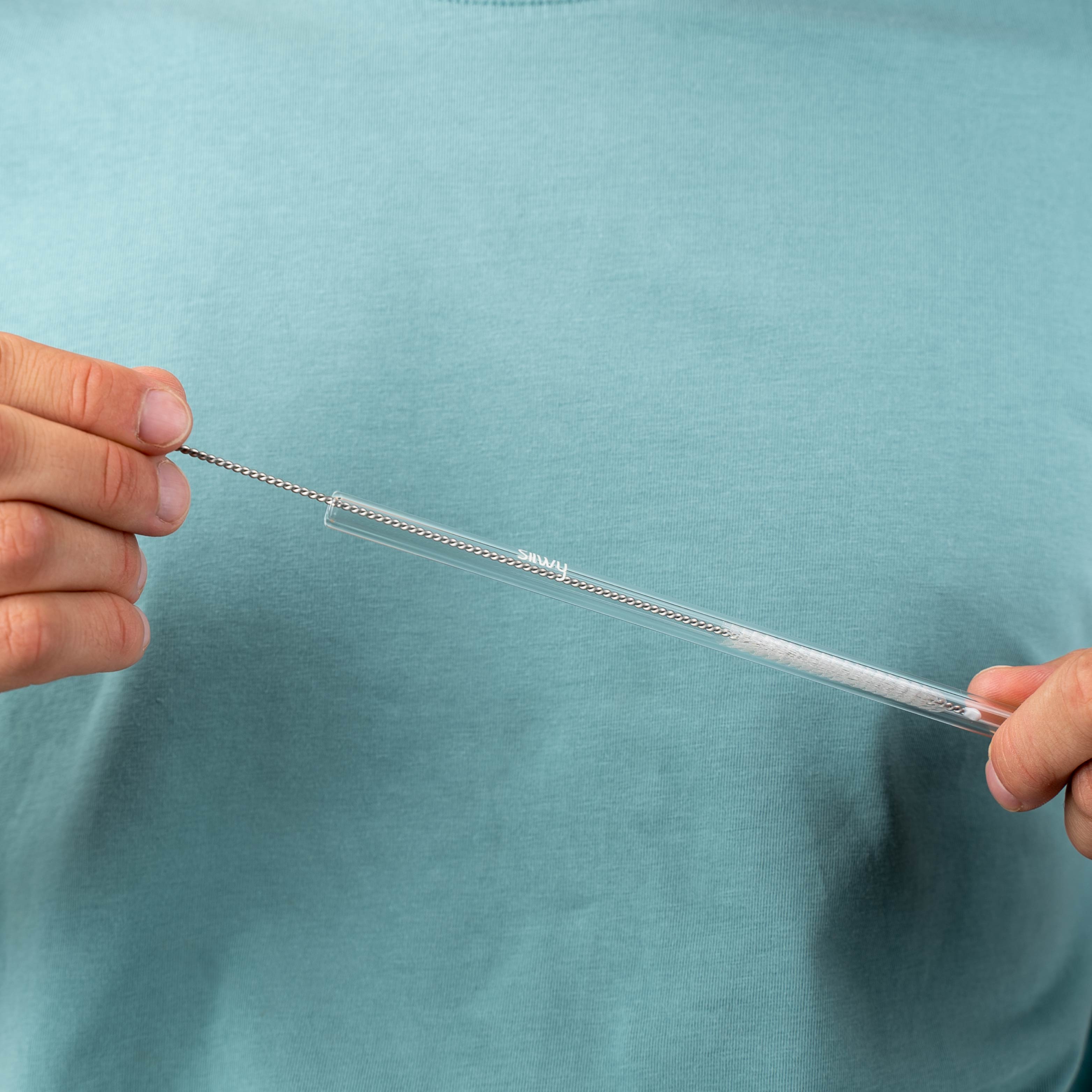 Trinkhalm putzen mit Bürste 