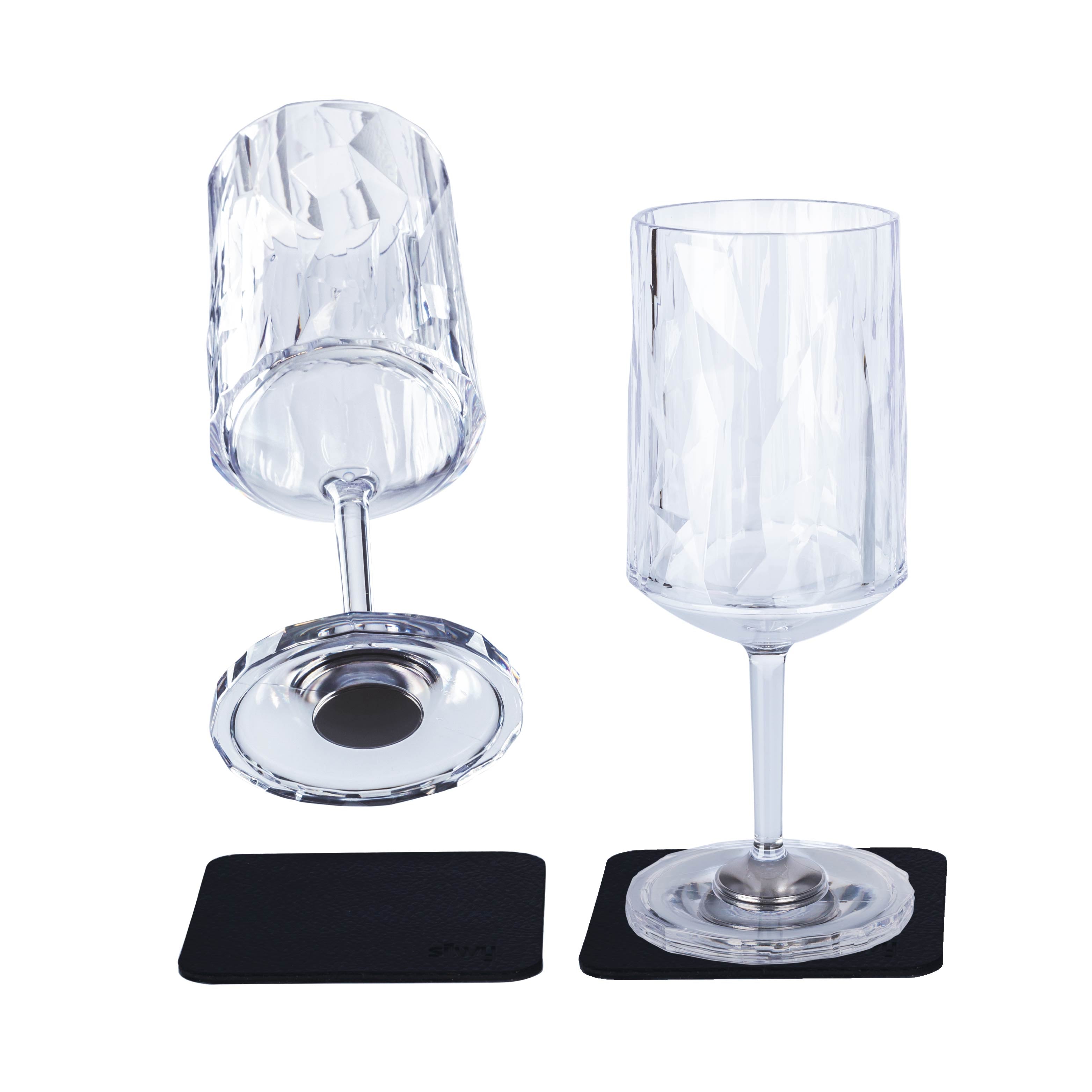 Freisteller von zwei Magnet-Kunststoffgläsern Wein auf den Pads
