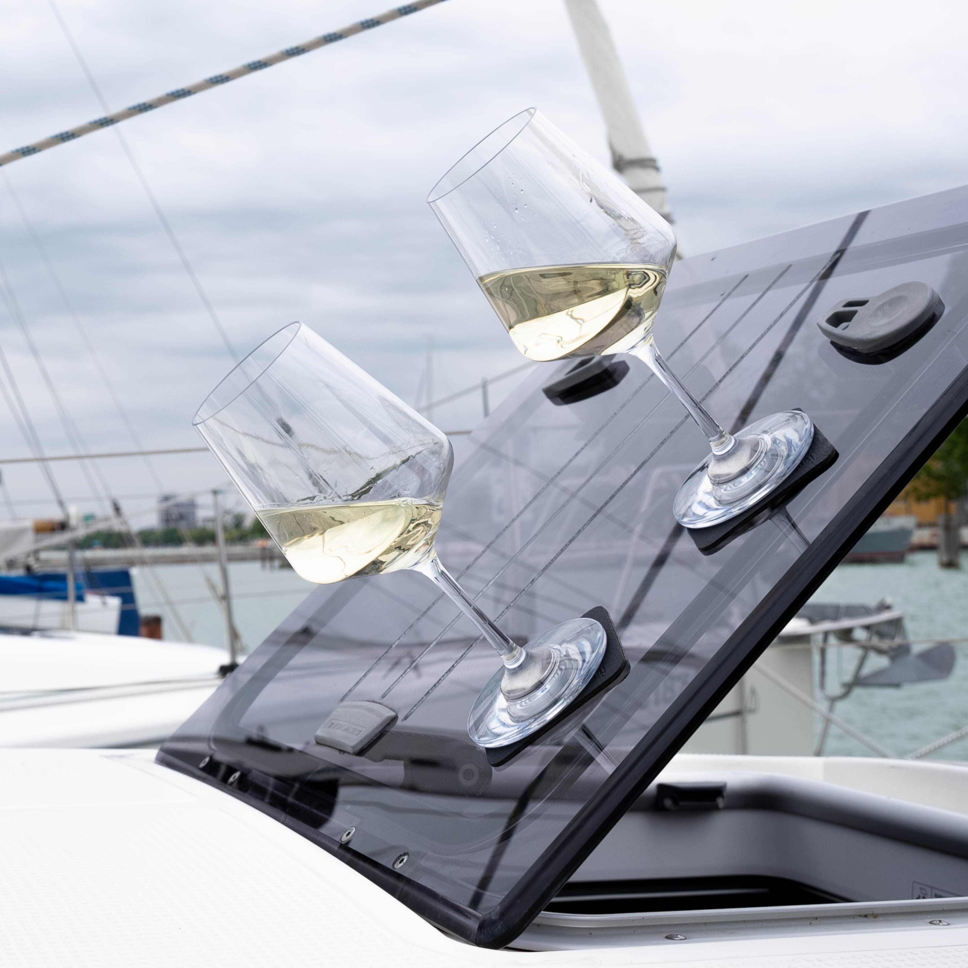 Magnet-Kristallgläser Wein inkl. quadratischen Metall-Nano-Gel-Pads schwarz auf Boot 